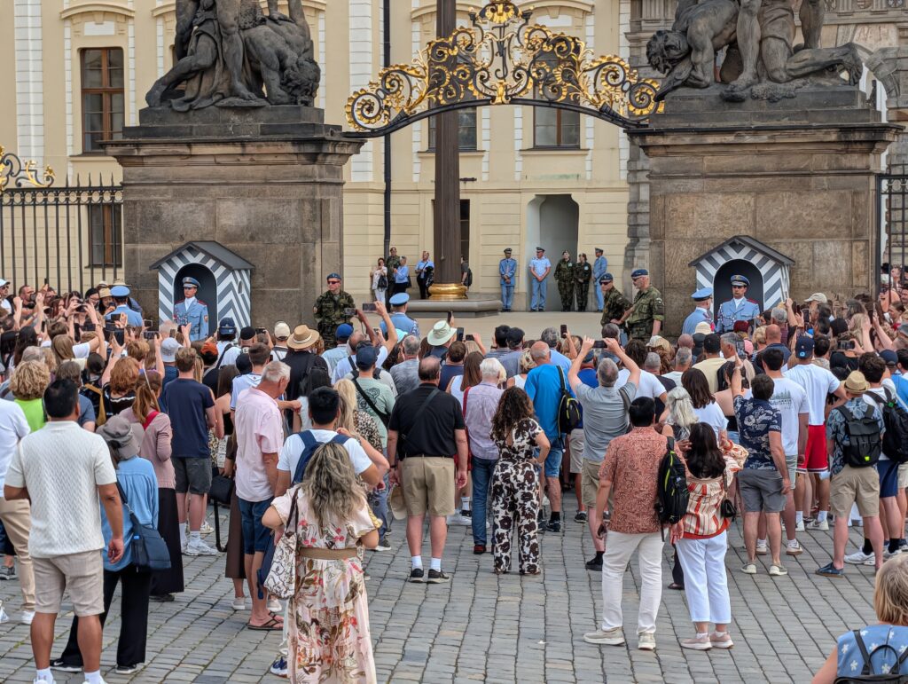 Besucher bei der Wachablösung am Tor der Giganten mit Soldaten, Wachhäuschen und vergoldetem Gitter