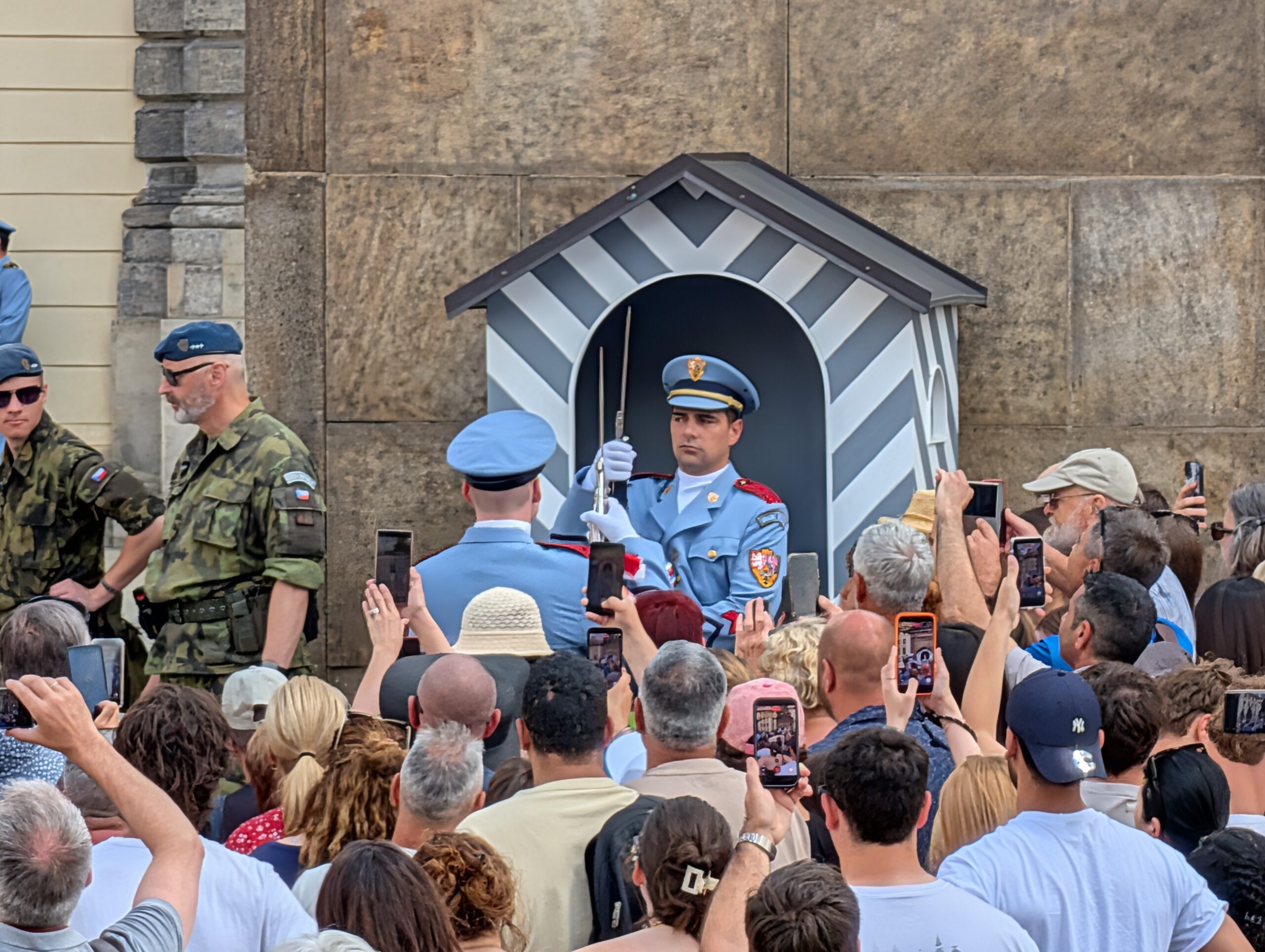 Zwei Soldaten der Burgwache beim Wachwechsel im gestreiften Wachhäuschen an der Prager Burg