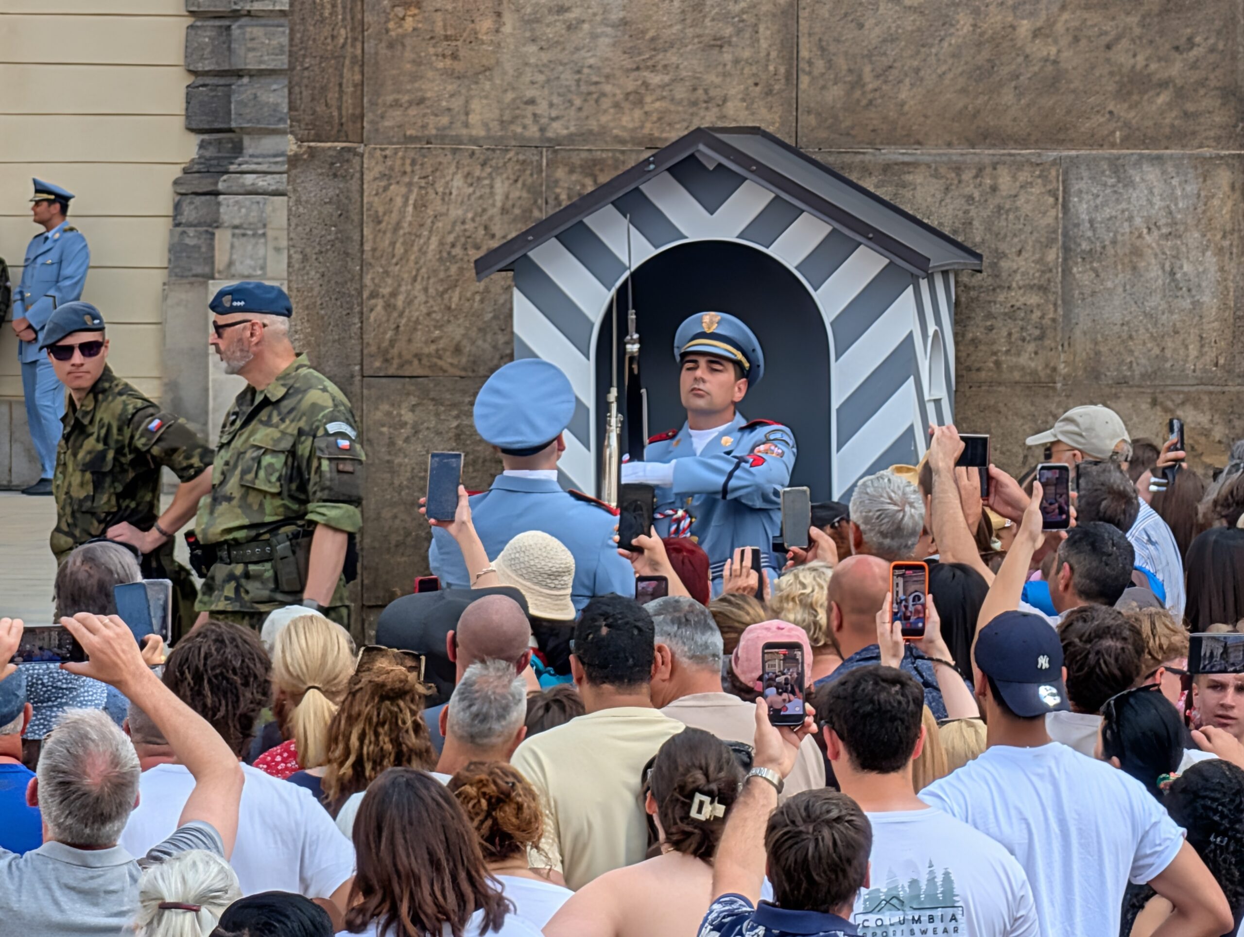Zwei Soldaten der Burgwache beim Wachwechsel im gestreiften Wachhäuschen an der Prager Burg