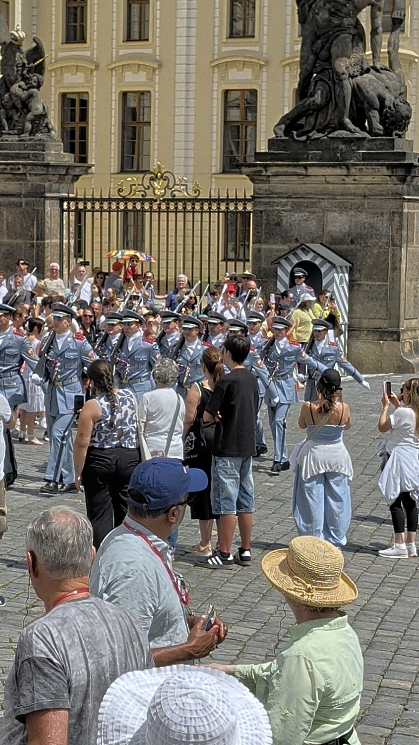 Soldaten der Burgwache in hellblauen Uniformen bei der Wachablösung vor dem Tor der Giganten an der Prager Burg