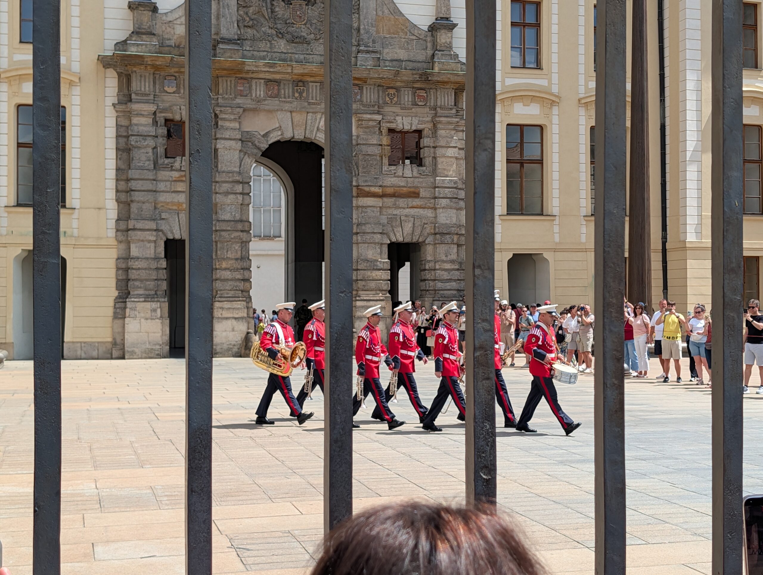 Musiker der Burgwache in roten Uniformen bei der Wachablösung vor dem Matthiastor auf der Prager Burg
