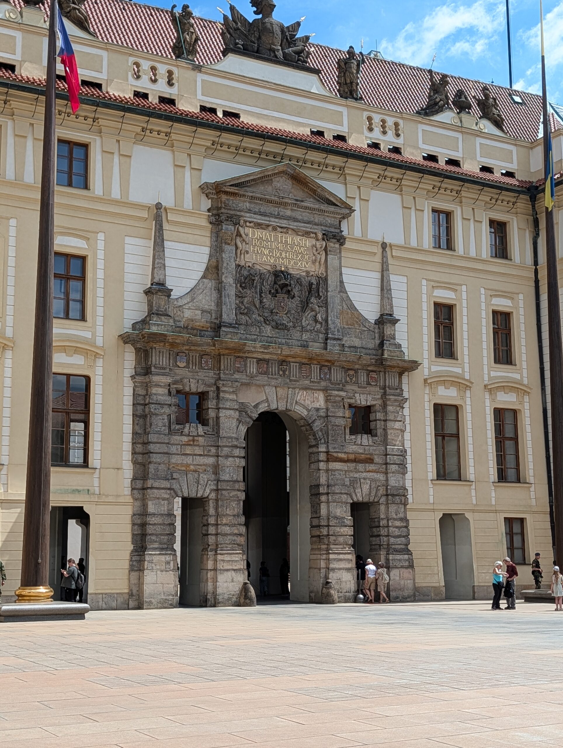 Matthiastor mit steinernem Portal, Wappen und Inschrift im zweiten Burghof der Prager Burg