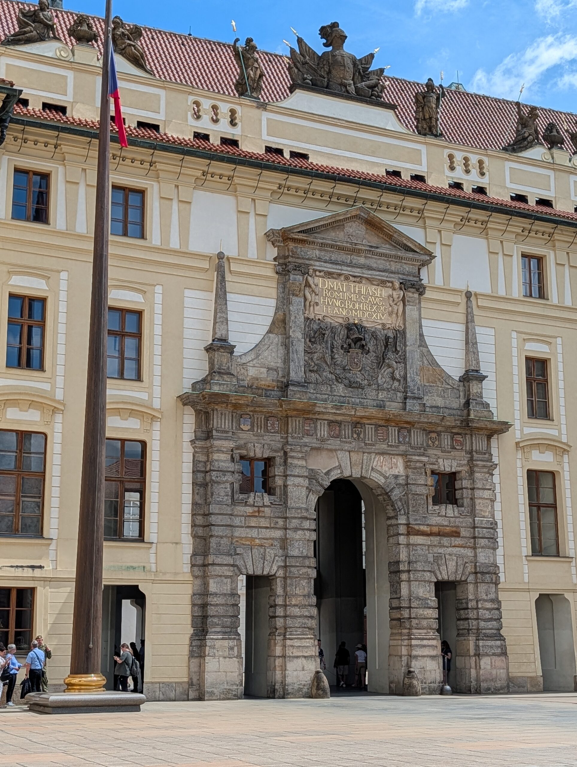 Matthiastor mit steinernem Portal, Wappen und Inschrift im zweiten Burghof der Prager Burg