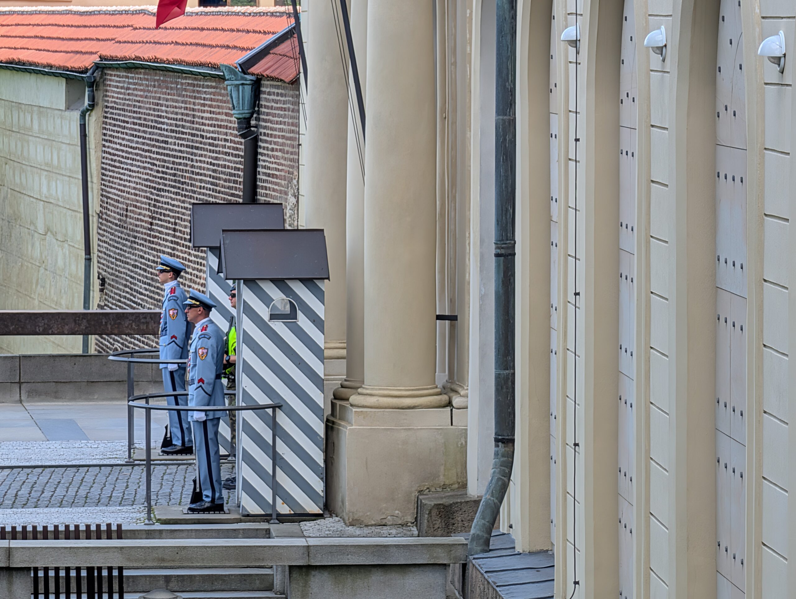 Zwei Soldaten der Burgwache vor gestreiften Wachhäuschen an einem Eingang der Prager Burg