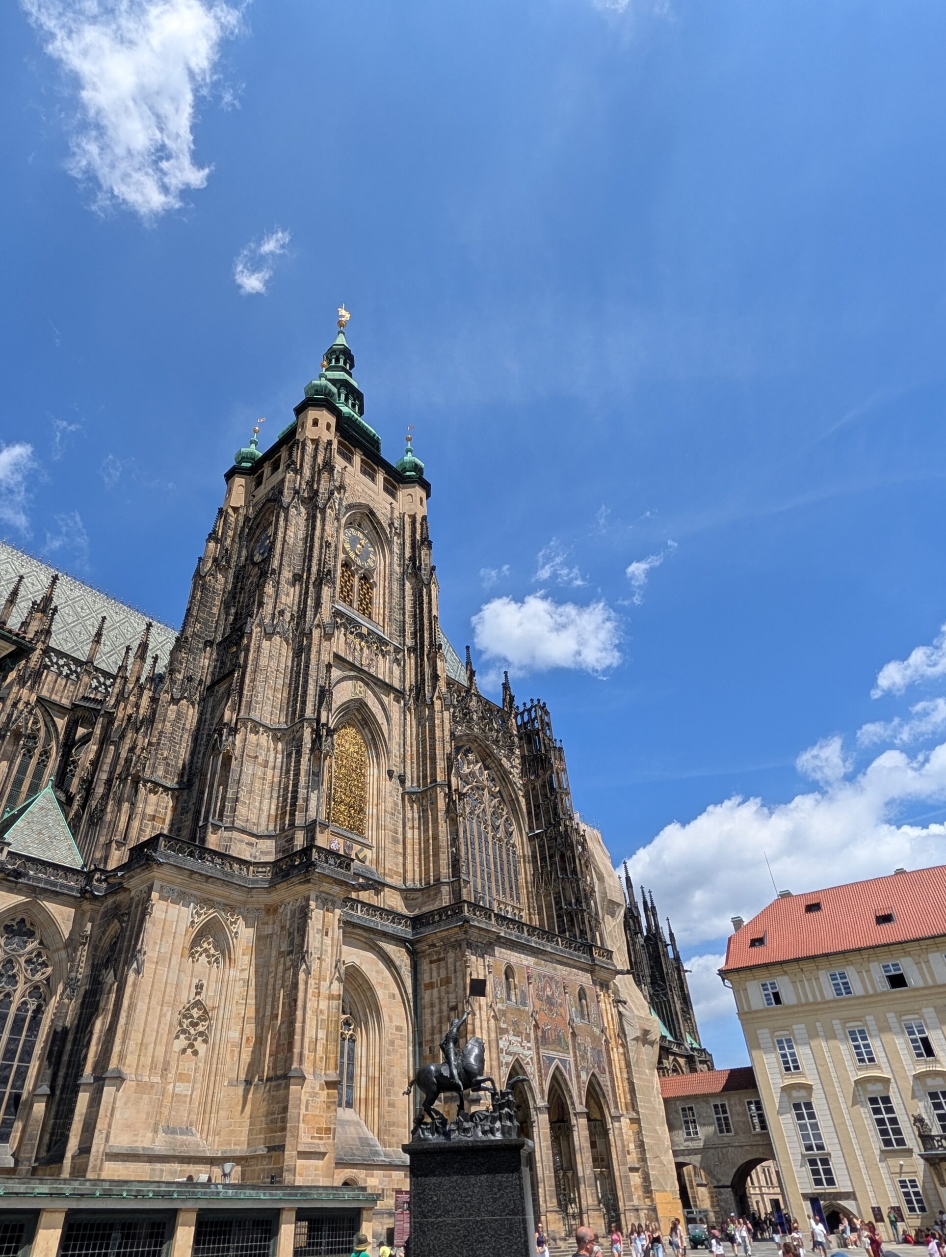 Südseite des Veitsdoms mit hohem Südturm, Goldener Pforte und Reiterstandbild des Heiligen Georg auf der Prager Burg