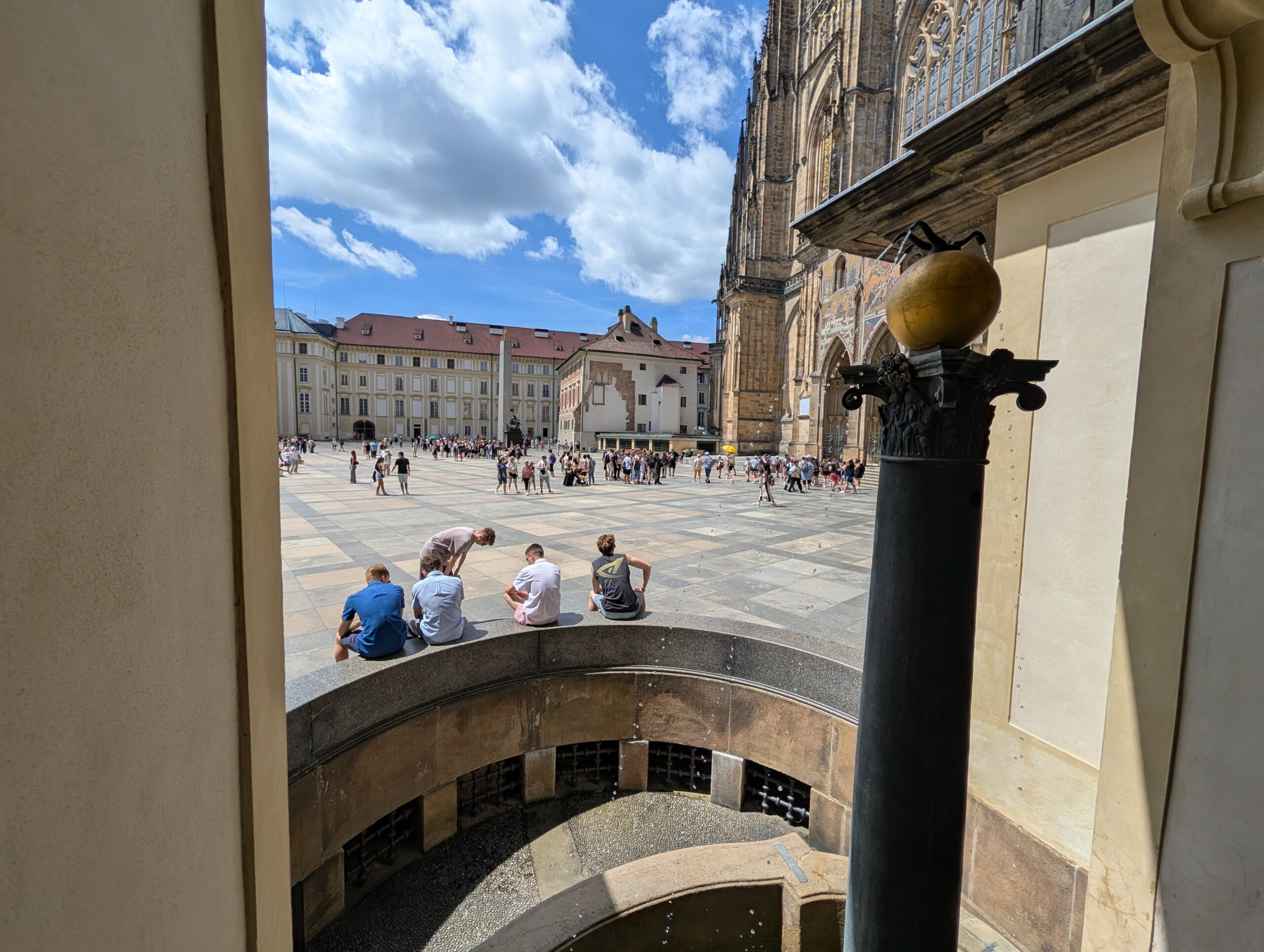 Adlerbrunnen mit goldfarbener Kugel vor dem dritten Burghof und der Südseite des Veitsdoms auf der Prager Burg
