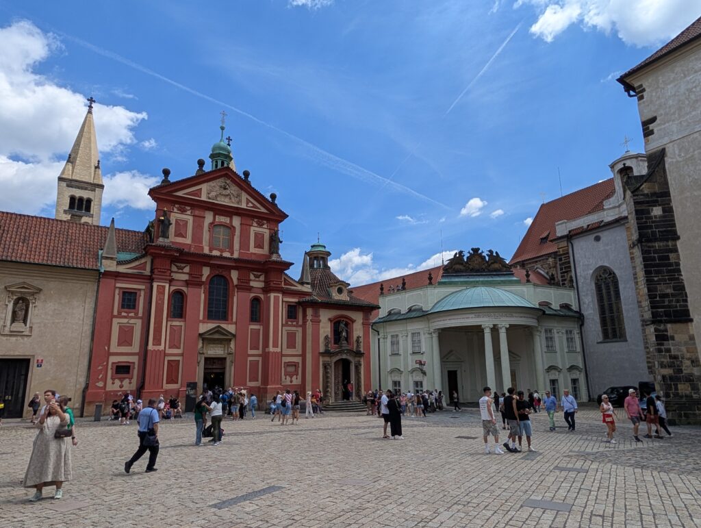 Georgsplatz auf der Prager Burg mit St.-Georgs-Basilika, Heilig-Kreuz-Kapelle und zahlreichen Besuchern