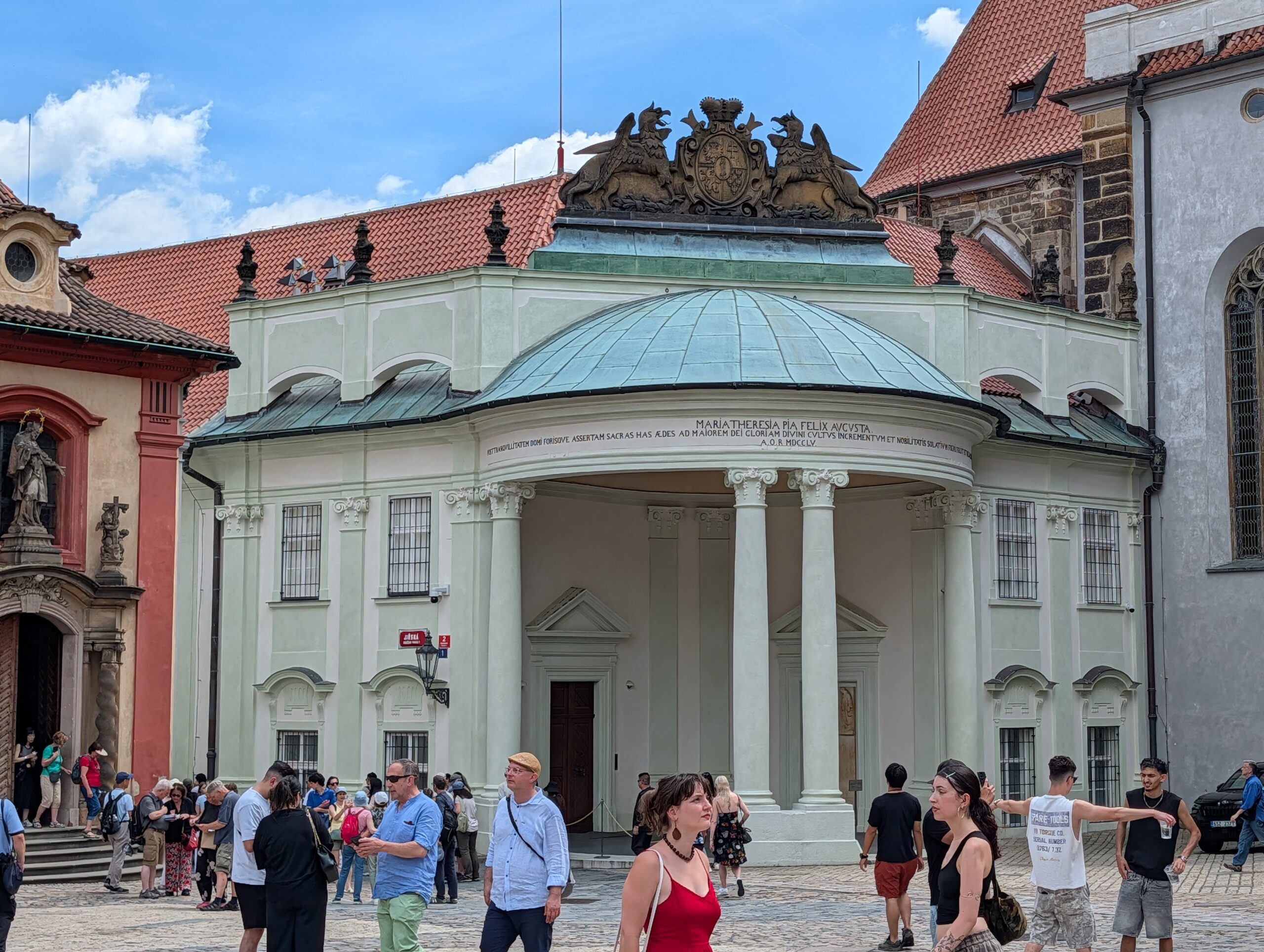 Kapelle des Heiligen Kreuzes mit Säulenportikus und Besuchern im dritten Burghof der Prager Burg