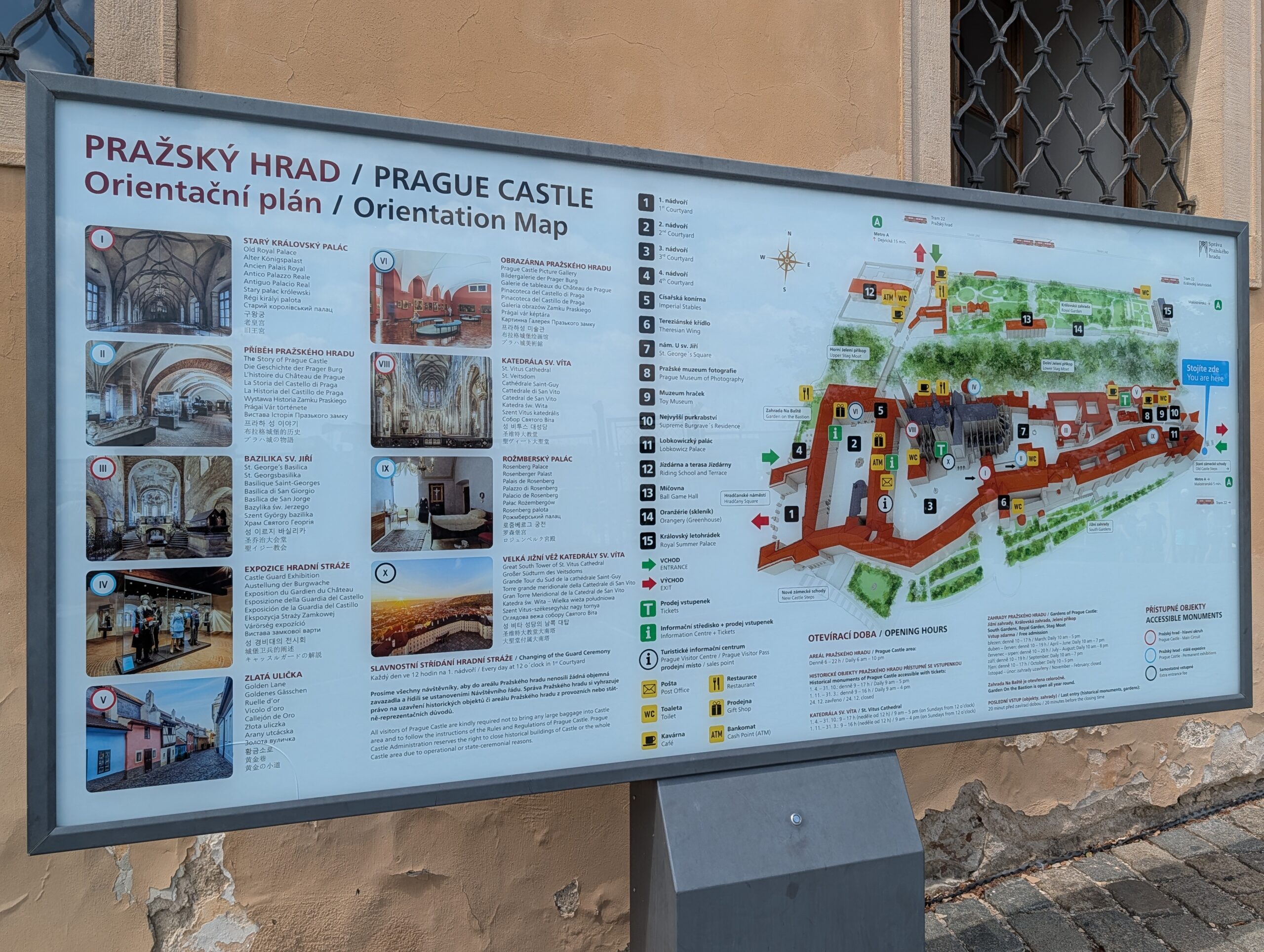 Orientierungstafel der Prager Burg mit Lageplan, Sehenswürdigkeiten, Wegen und Besucherinformationen