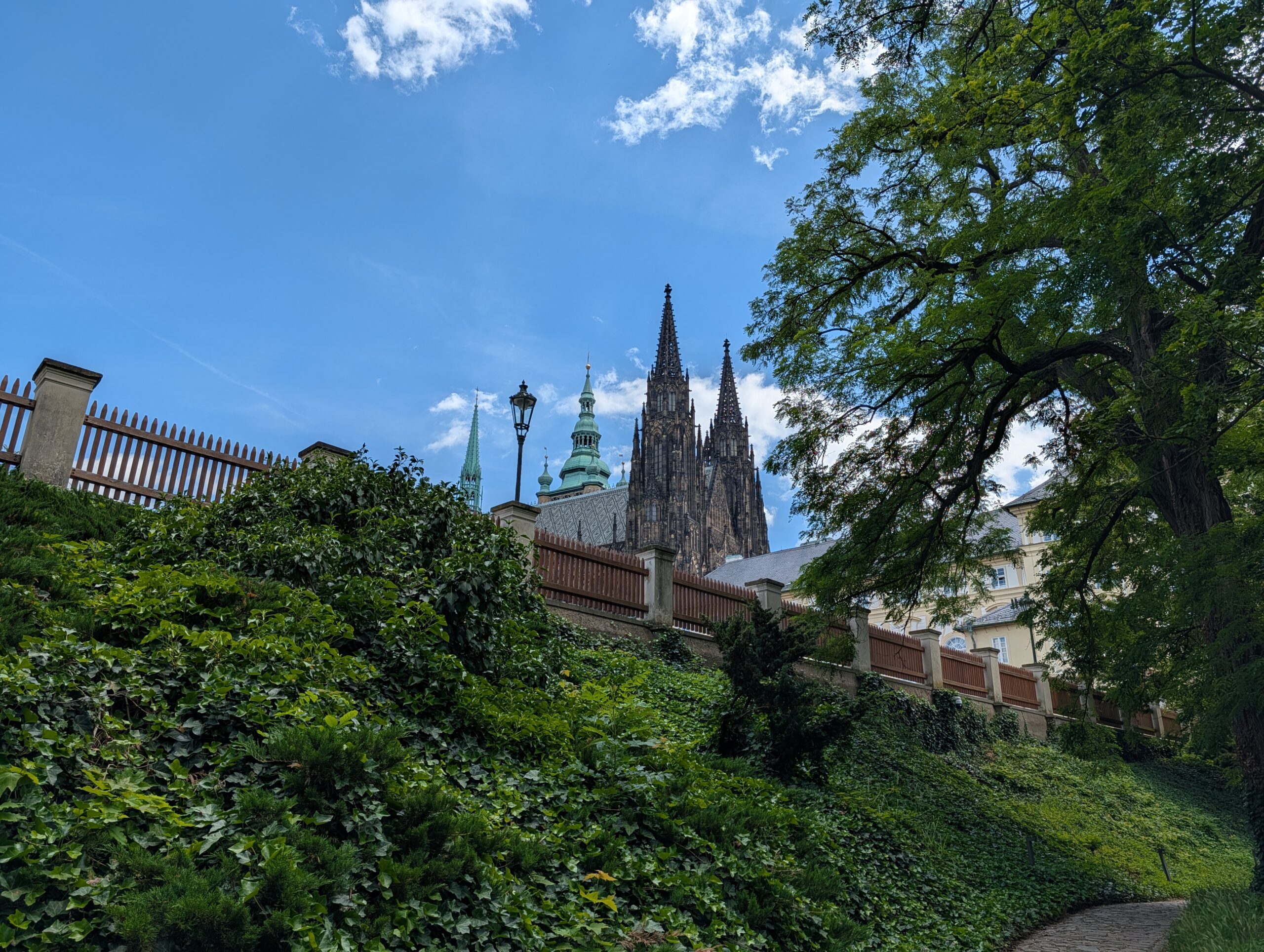 Veitsdom hinter der Burgmauer über dem begrünten Hirschgraben der Prager Burg