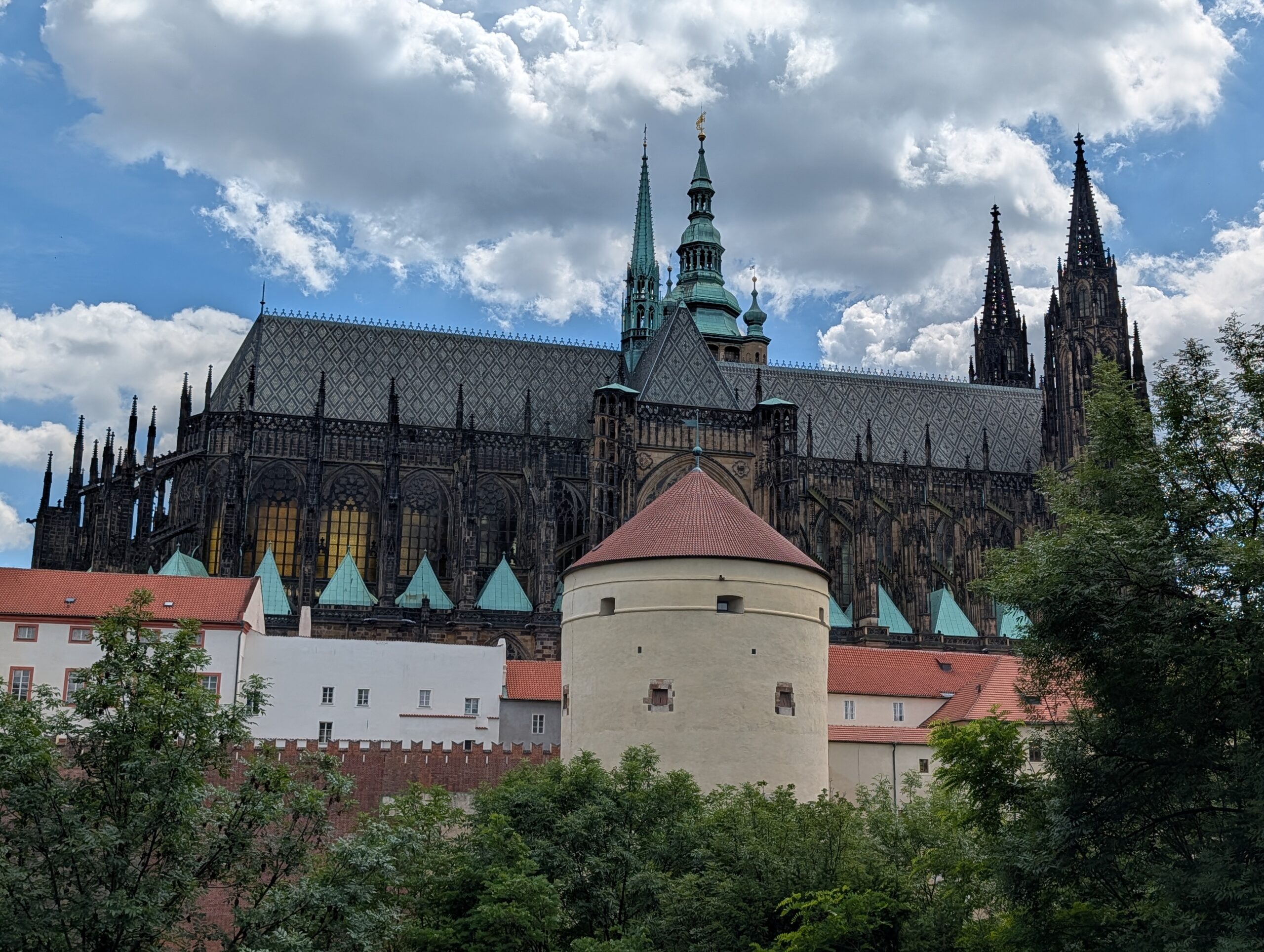 Veitsdom und runder Daliborka-Turm mit rotem Dach auf der Prager Burg, gesehen vom Königlichen Garten