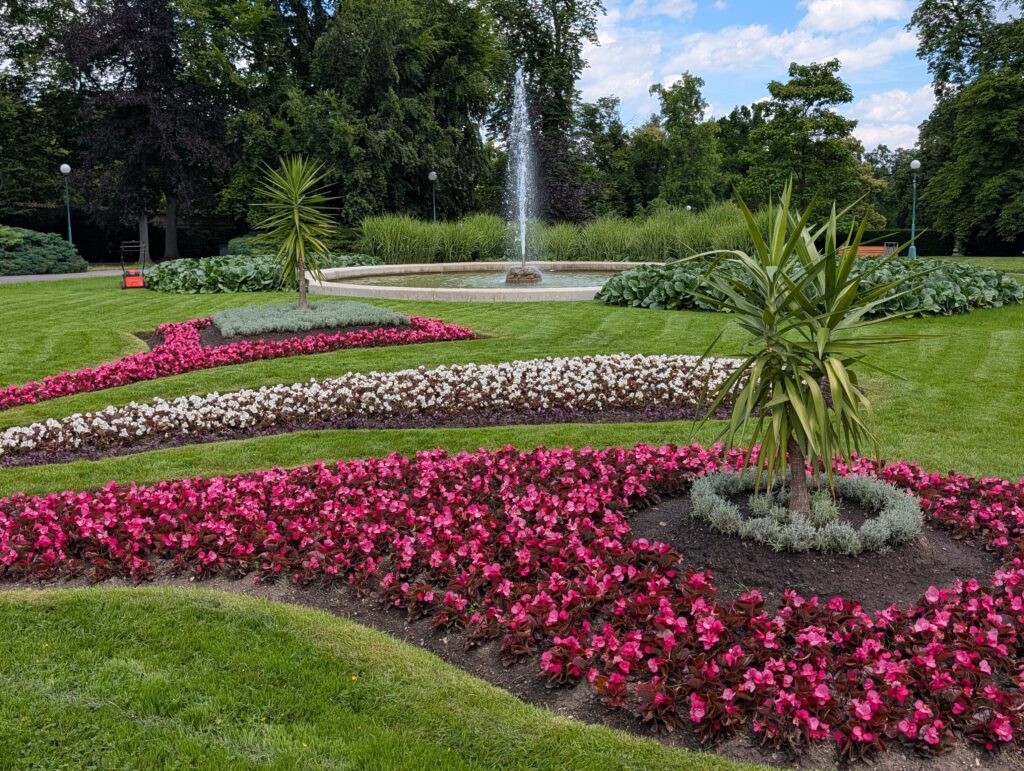 Blumenbeete und Springbrunnen im Königlichen Garten der Prager Burg