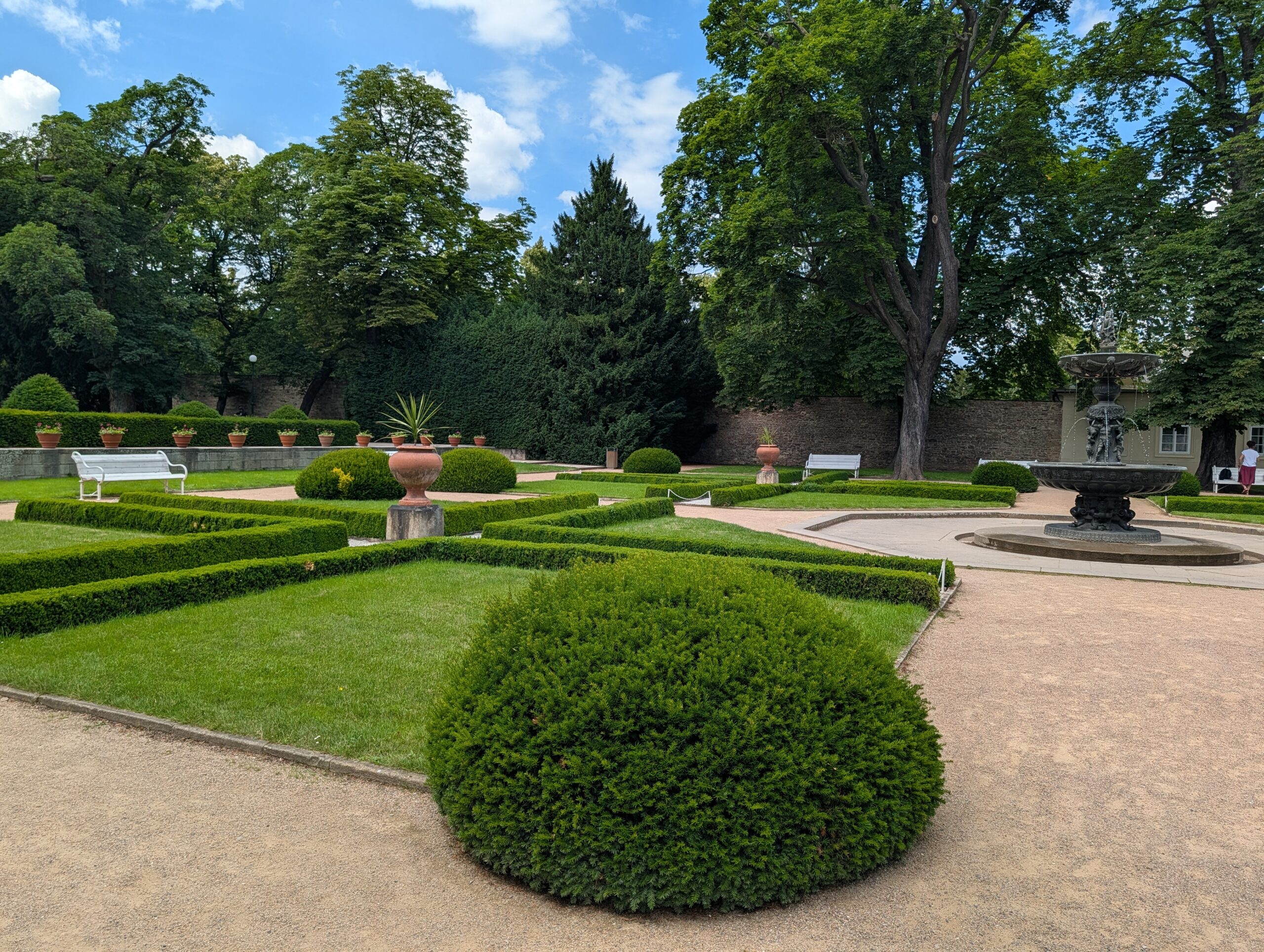 Renaissancegarten am Lustschloss der Königin Anna mit Buchsbaumhecken, Pflanzgefäßen, Sitzbänken und Brunnen