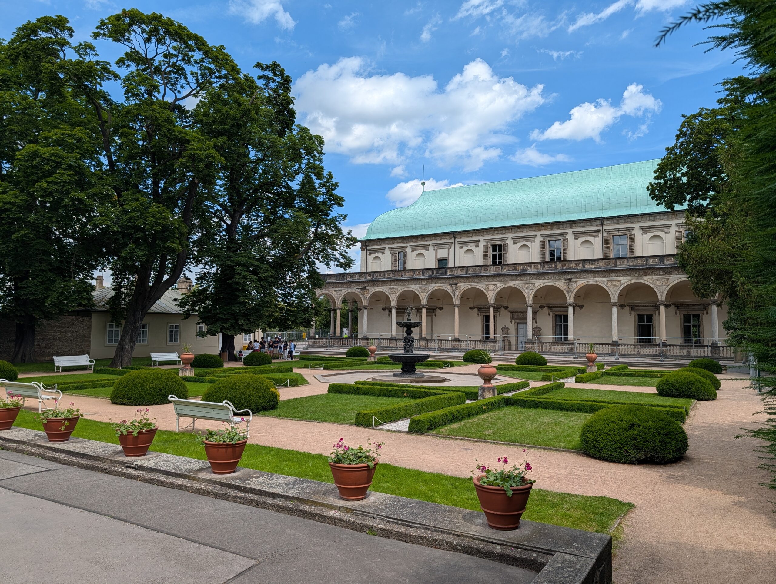 Lustschloss der Königin Anna mit Renaissance-Arkaden, Kupferdach, Ziergarten und Brunnen in Prag