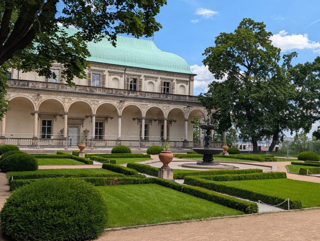 Lustschloss der Königin Anna mit Renaissance-Arkaden, Kupferdach, Gartenbeeten und Brunnen