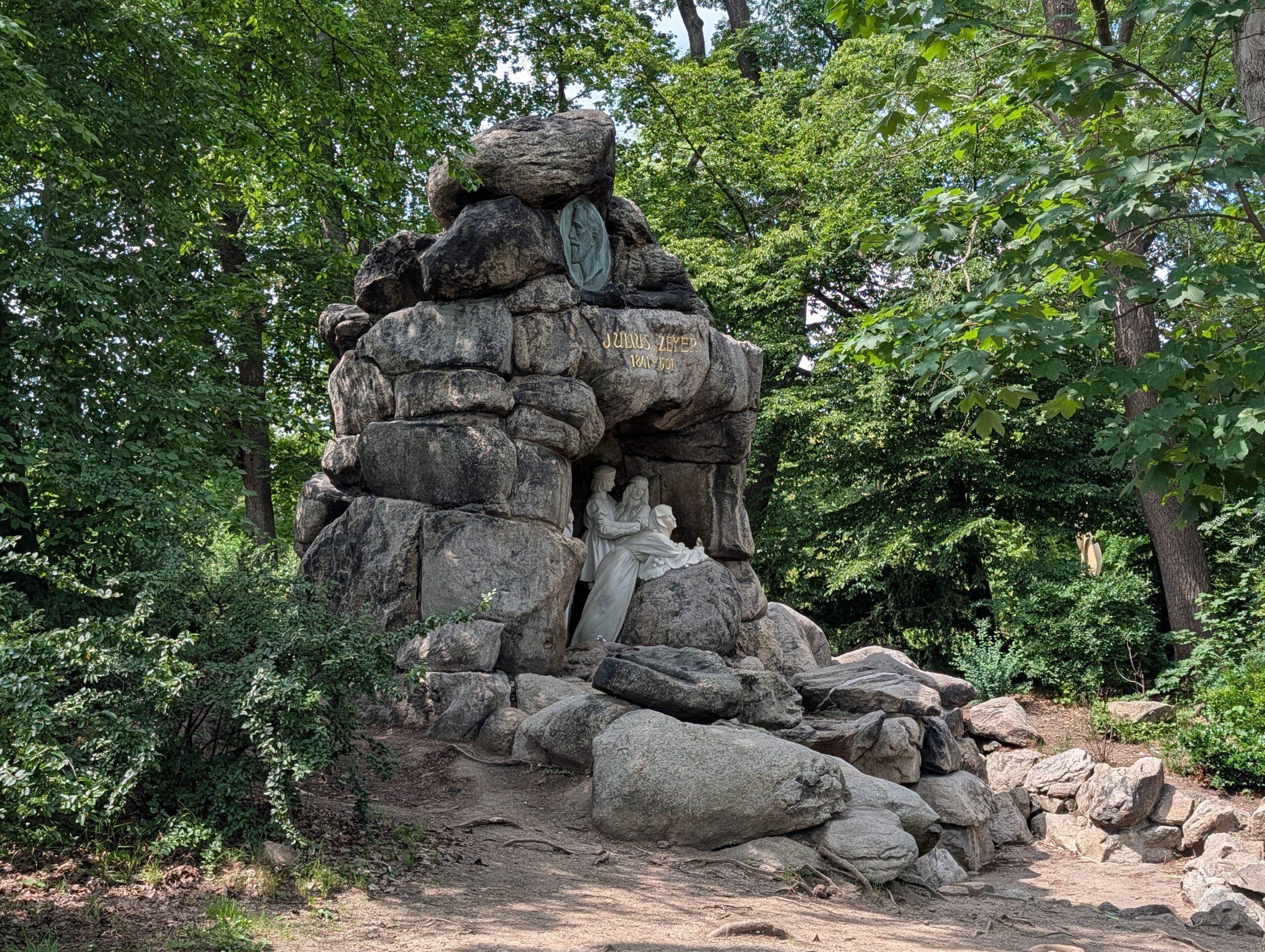 Julius-Zeyer-Denkmal als künstliche Felsgrotte mit Marmorskulpturen im Chotek-Park in Prag