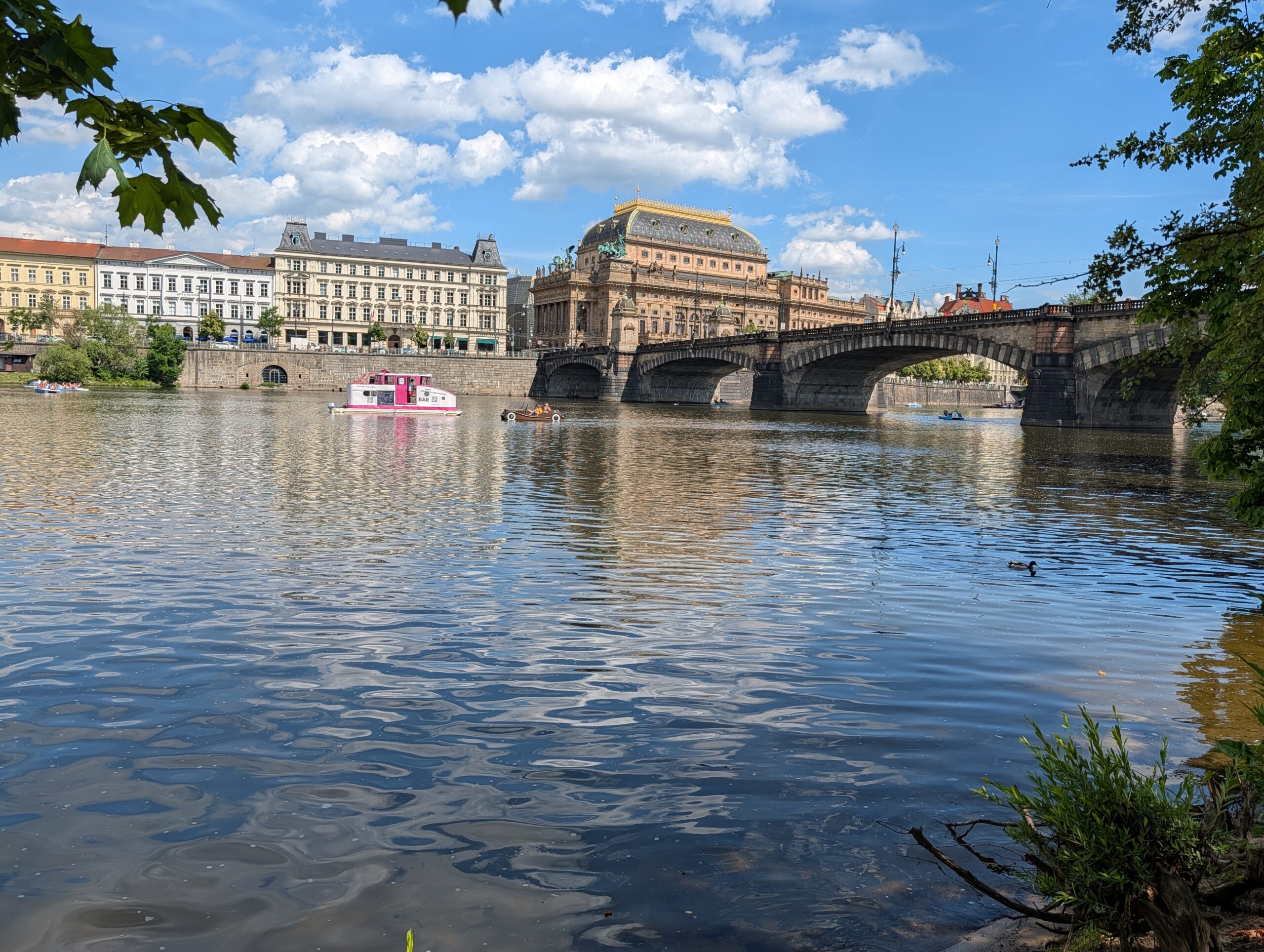 Blick von der Schützeninsel über die Moldau auf Brücke der Legionen, Nationaltheater und Ausflugsboot