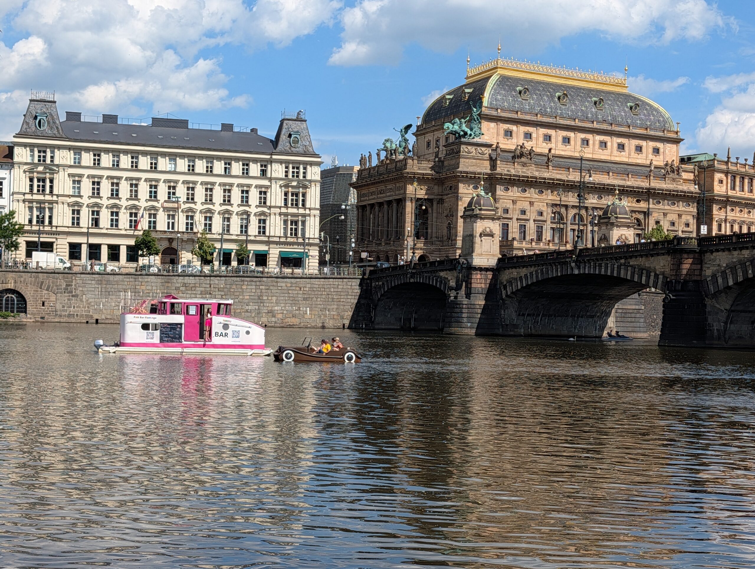 Nationaltheater und Brücke der Legionen an der Moldau mit Ausflugsboot und Ruderboot