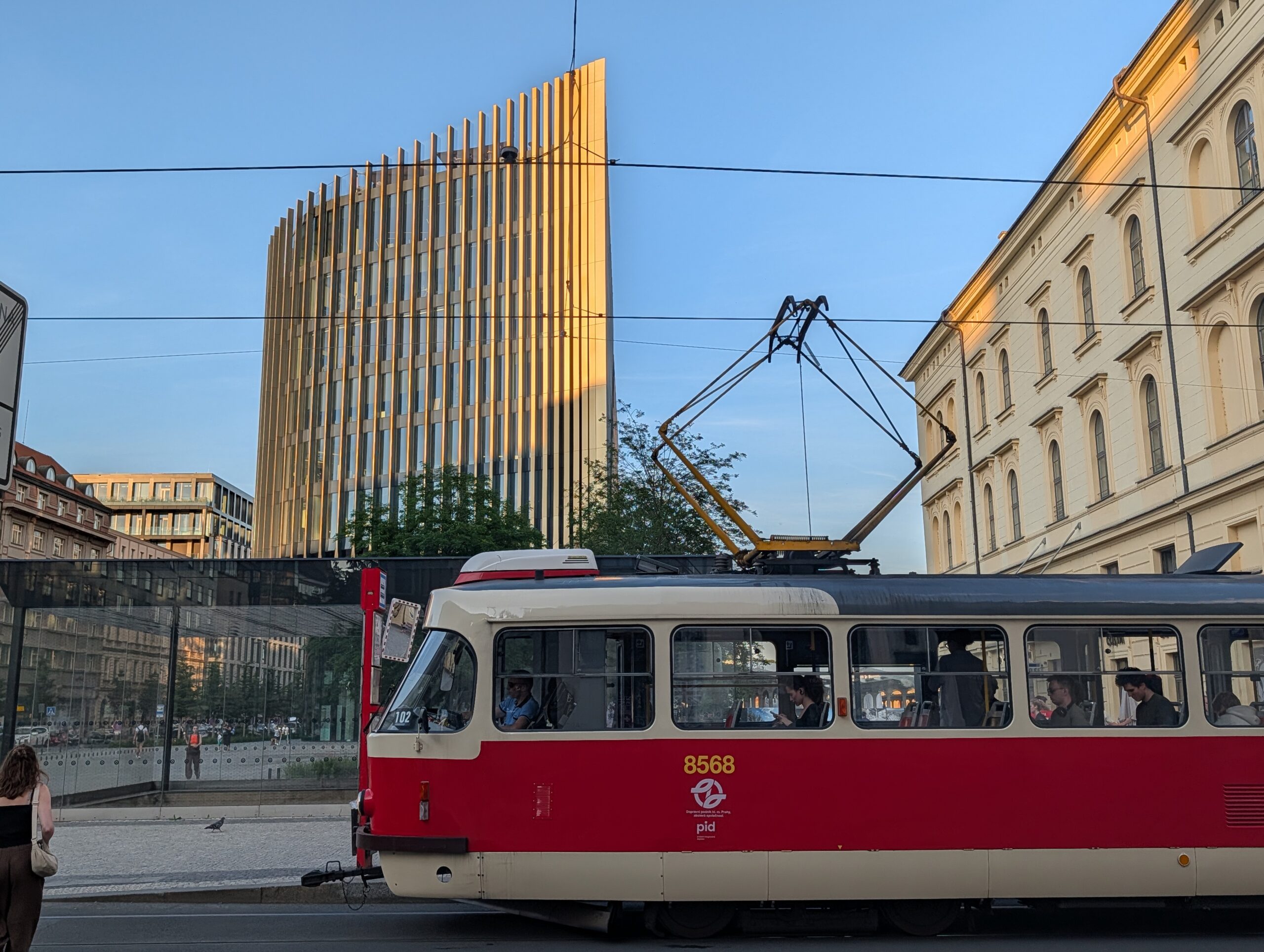 Rot-weiße Prager Straßenbahn vor dem Masaryčka-Gebäude und dem Masaryk-Bahnhof