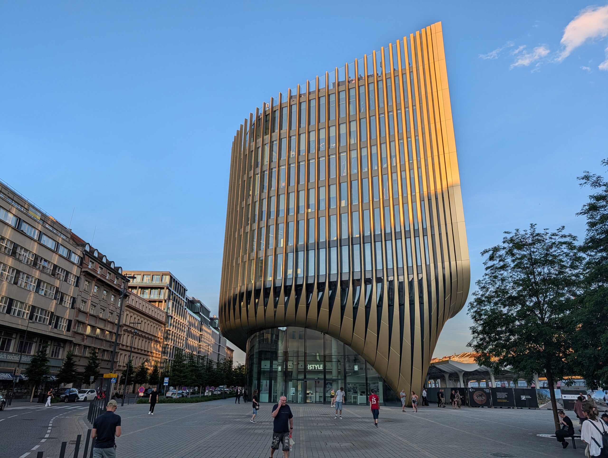Modernes Masaryčka-Gebäude mit goldener Lamellenfassade nahe dem Masaryk-Bahnhof in Prag