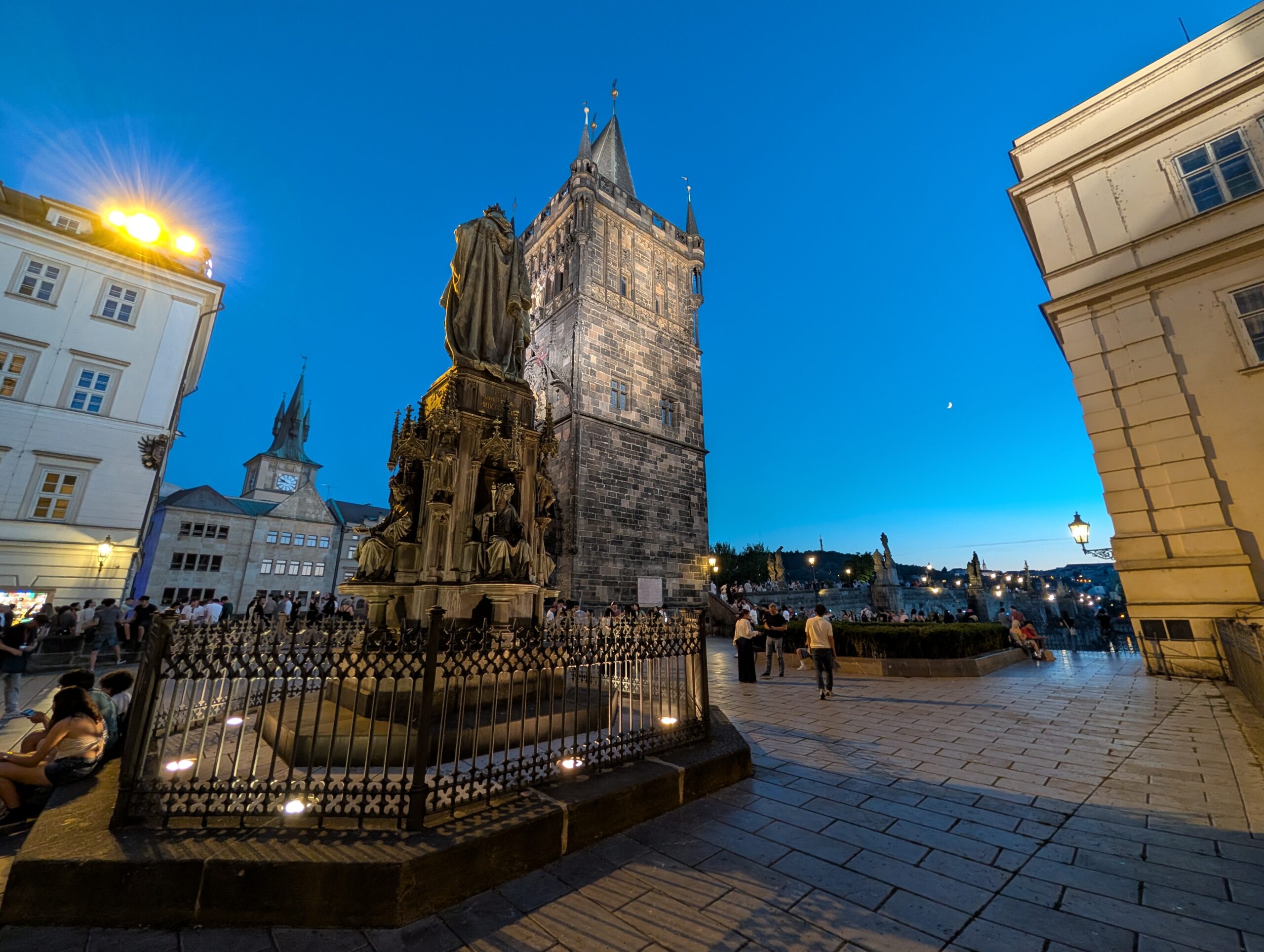 Karls-IV.-Denkmal und Altstädter Brückenturm auf dem Kreuzherrenplatz in Prag bei Abenddämmerung