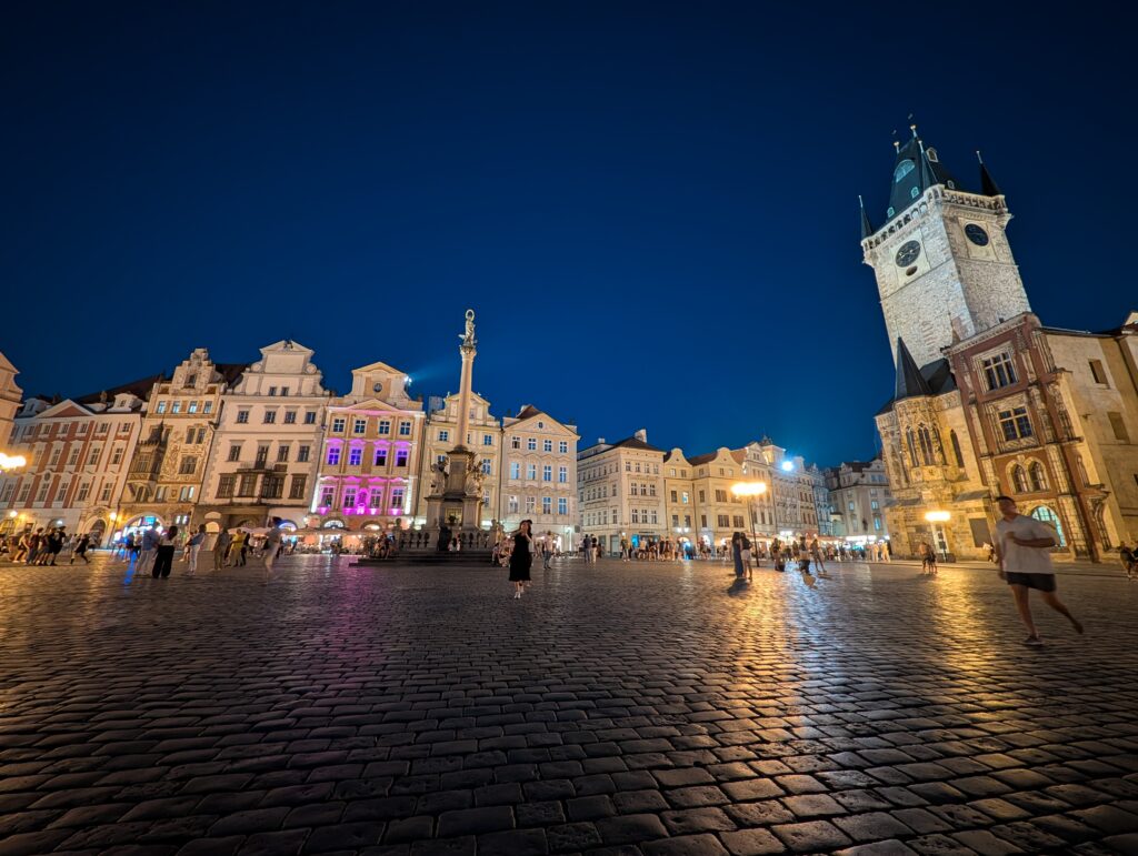 Altstädter Ring in Prag bei Nacht mit Mariensäule, historischen Häusern und Altstädter Rathaus