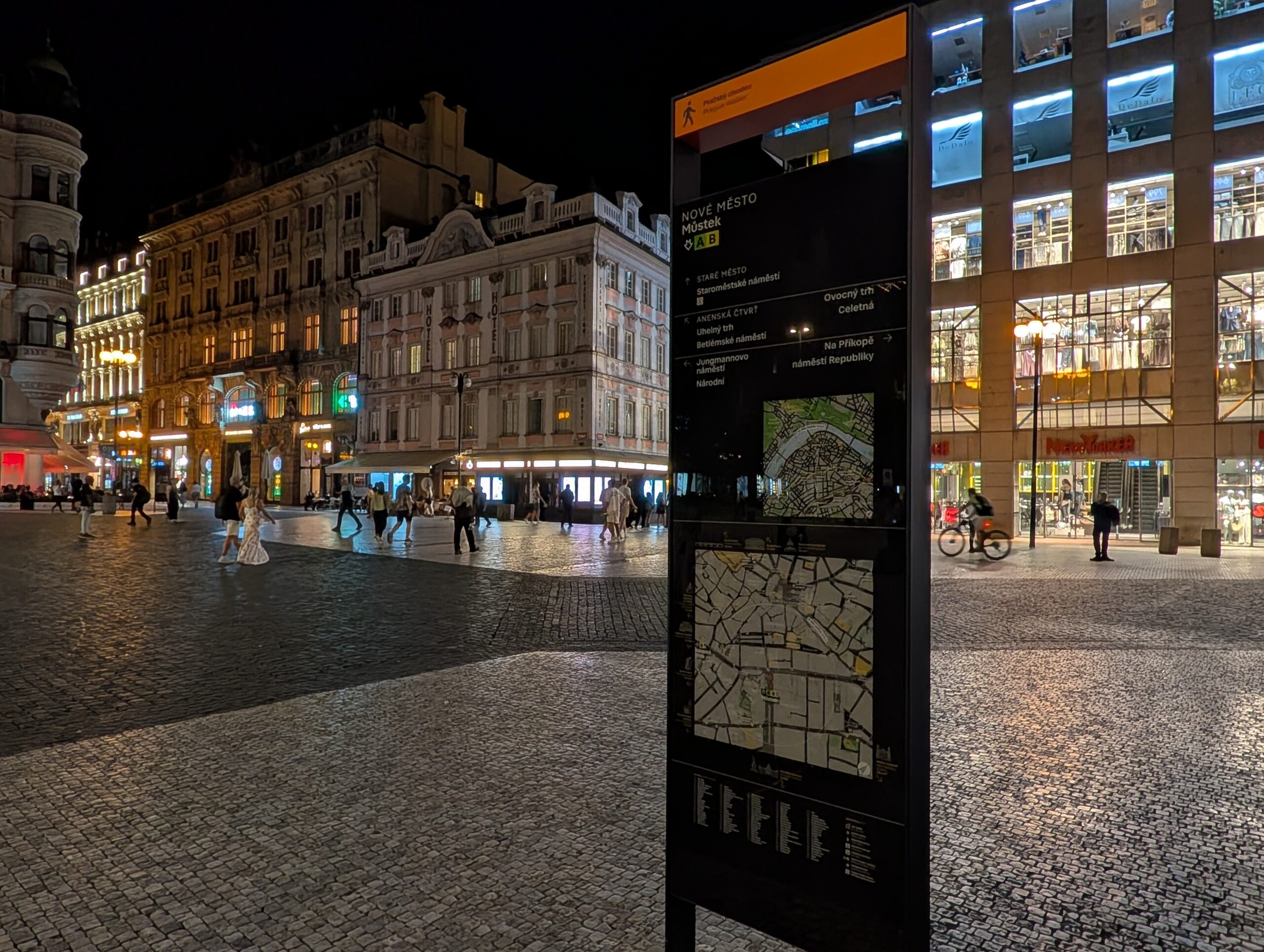 Orientierungstafel am Můstek im Bereich des Wenzelsplatzes in Prag bei Nacht