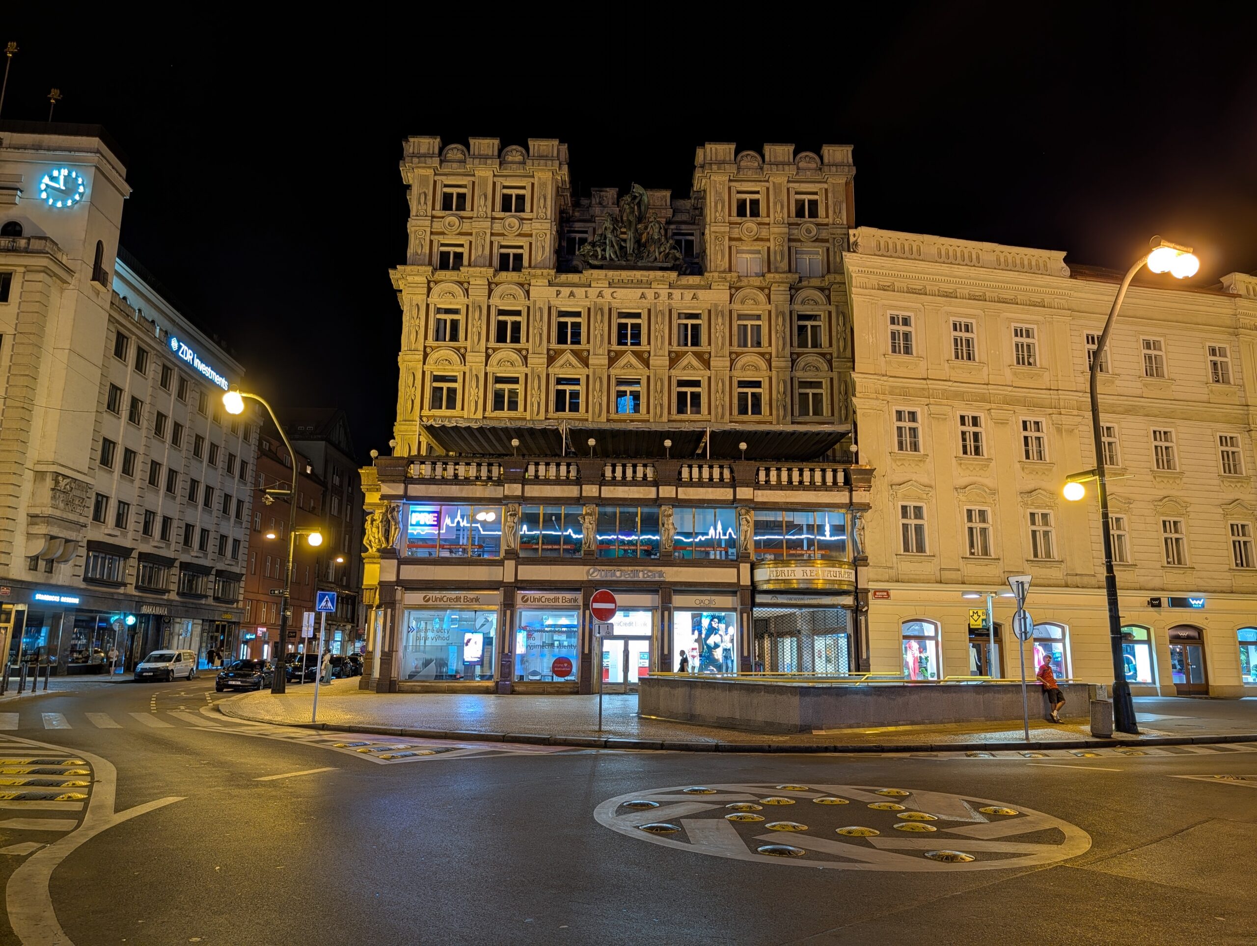 Beleuchteter Palác Adria am Jungmannplatz in Prag bei Nacht