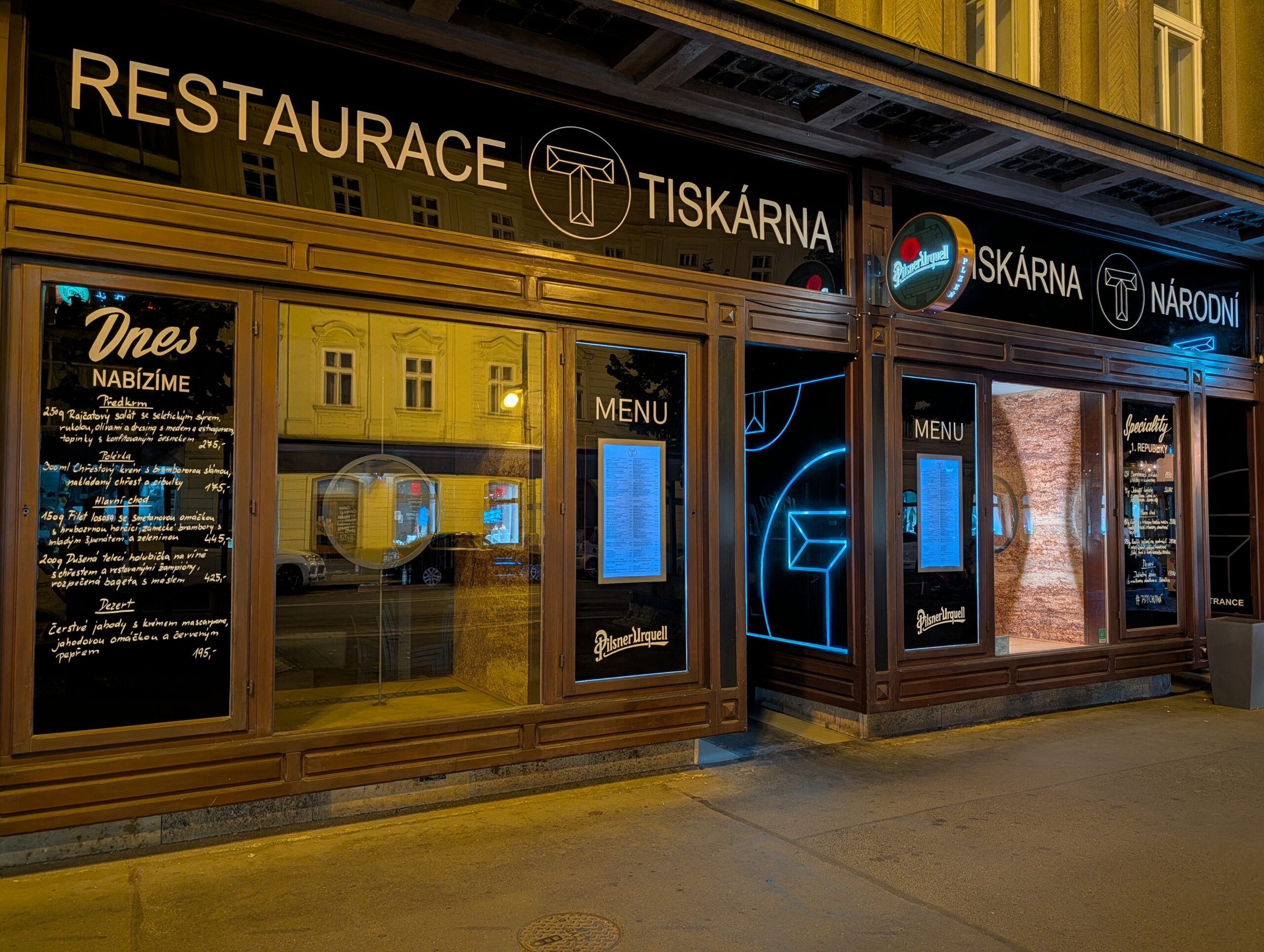 Beleuchteter Eingang des Restaurants Tiskárna Národní an der Národní-Straße in Prag