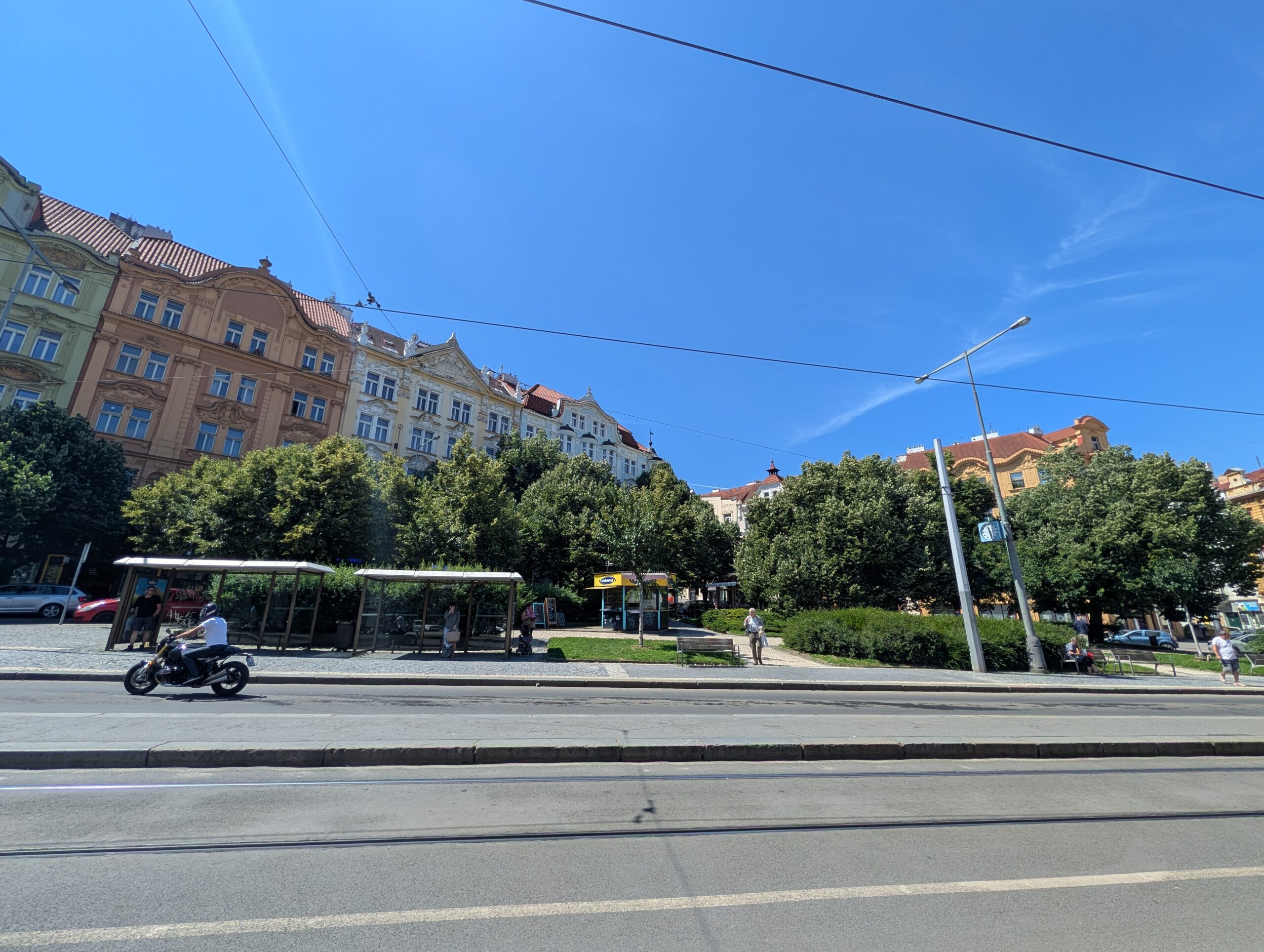 Straßenbahnhaltestelle und Grünanlage auf dem Platz der Brüder Synků (náměstí Bratří Synků) in Prag.