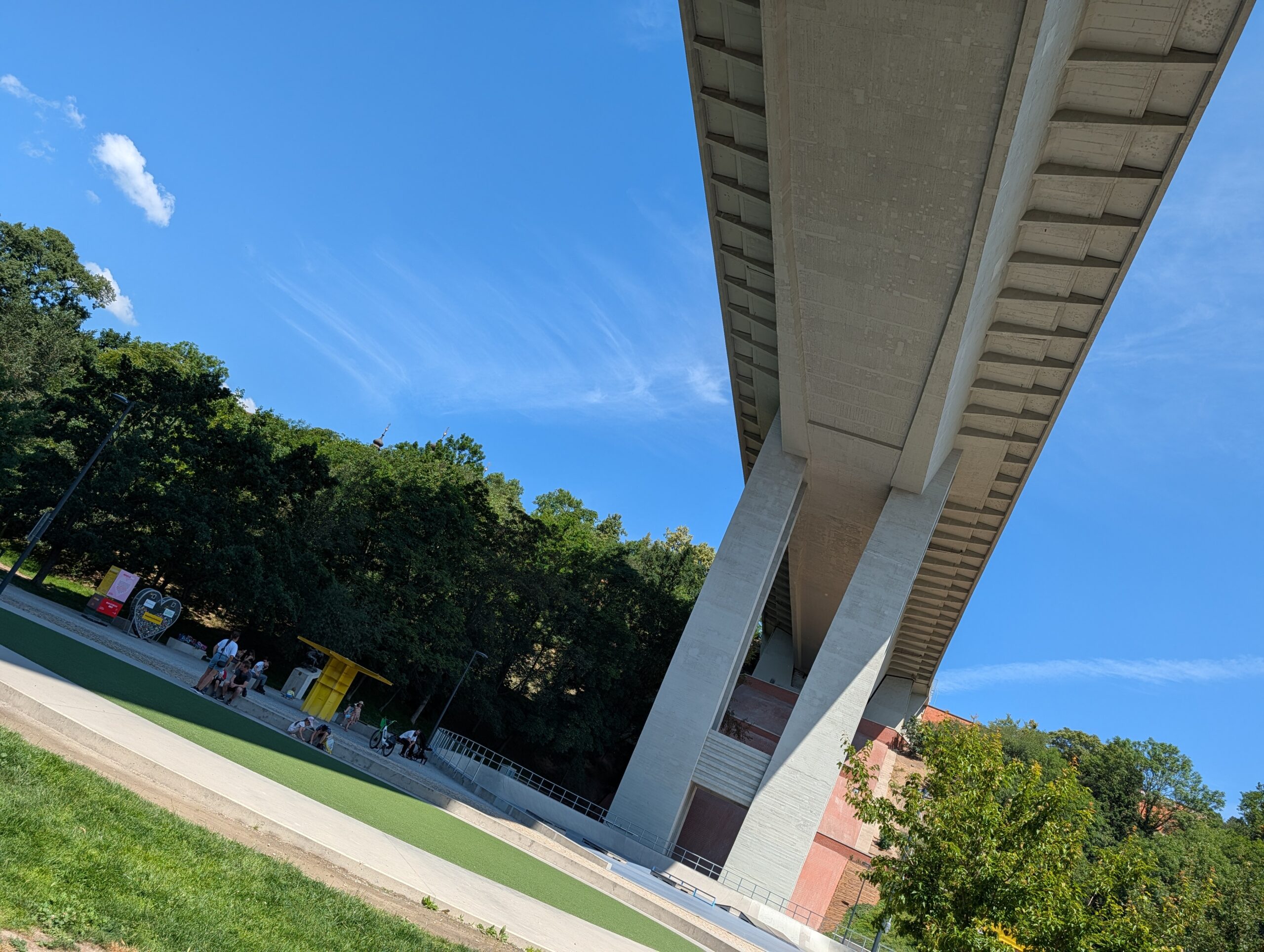 Nusle-Brücke über dem Park Folimanka in Prag mit Grünflächen und Freizeitbereich