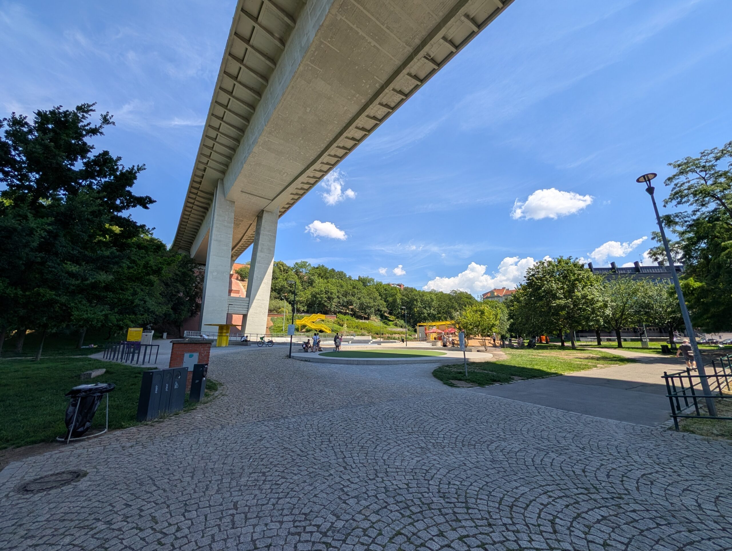 Freiflächen und Wege im Park Folimanka unter der Nusle-Brücke in Prag