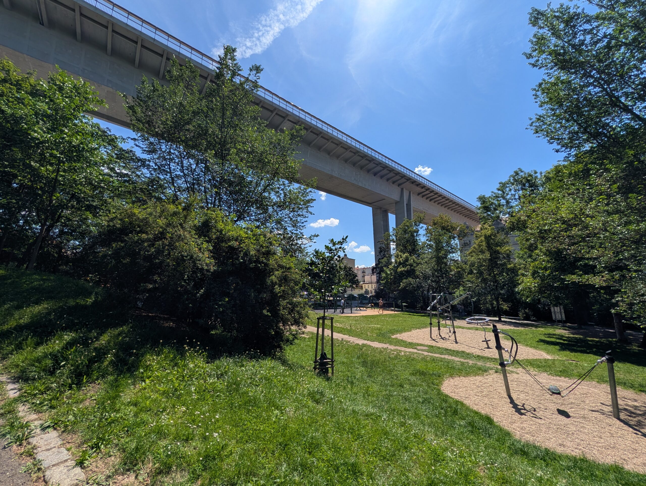 Spielplatz und Grünflächen im Park Folimanka unter der Nusle-Brücke in Prag