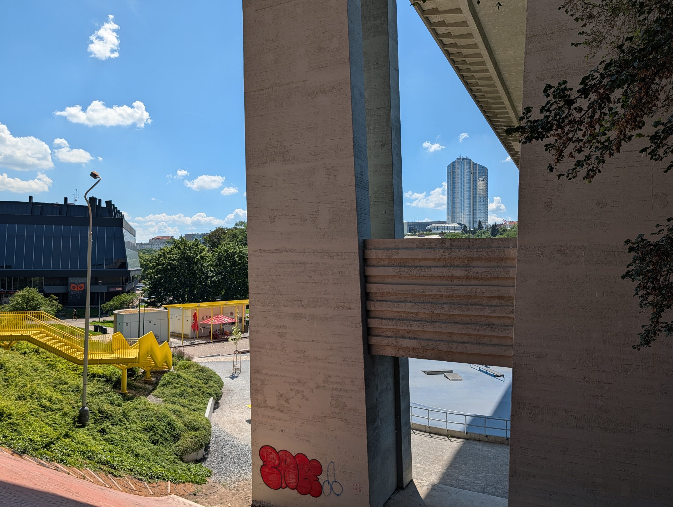 Blick zwischen den Pfeilern der Nusle-Brücke auf den Park Folimanka in Prag
