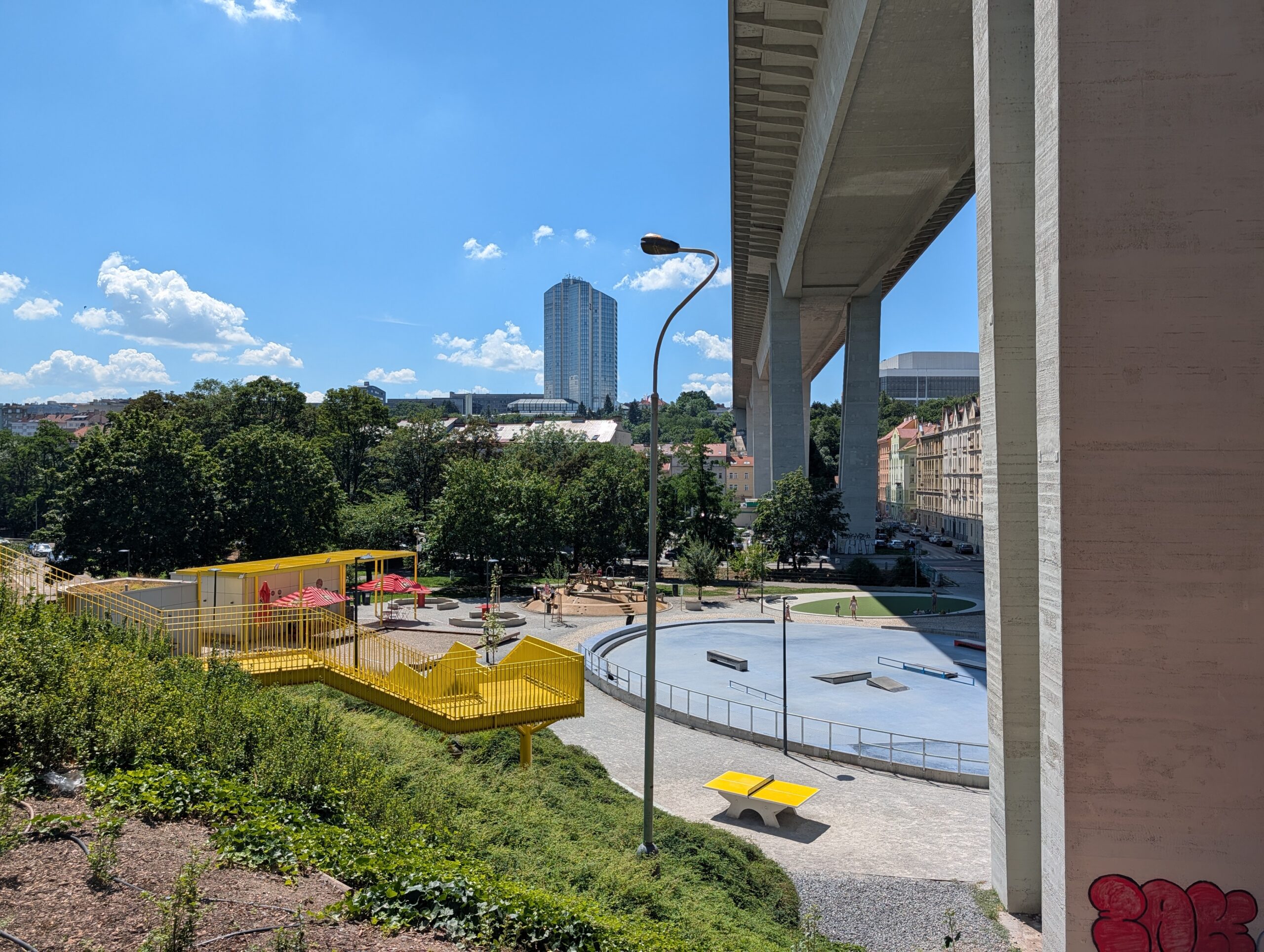 Park Folimanka unter der Nusle-Brücke in Prag mit Freizeitflächen und Grünanlagen