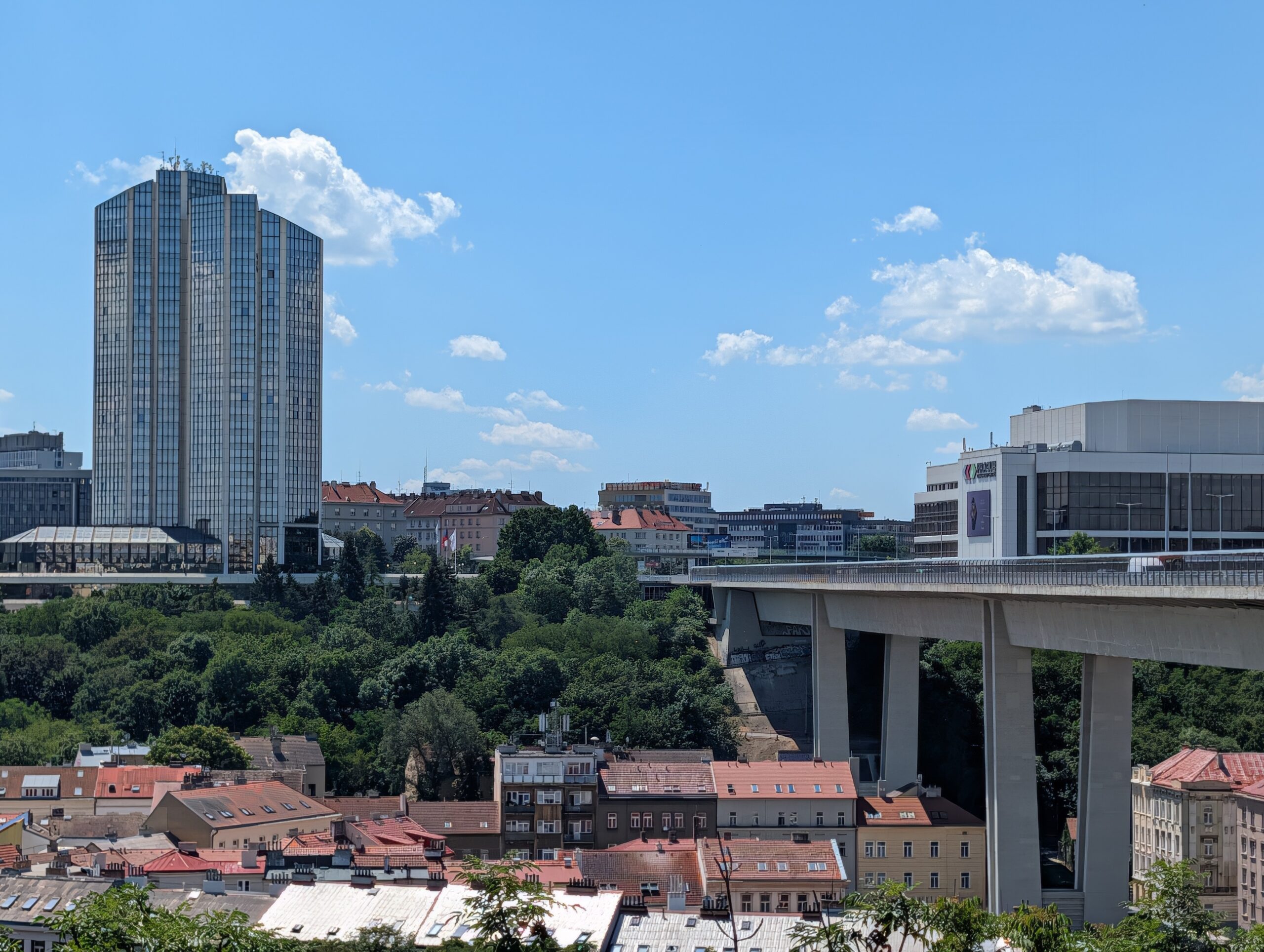 Panoramablick auf die Nusle-Brücke mit dem Hotel Corinthia Prague in Prag.