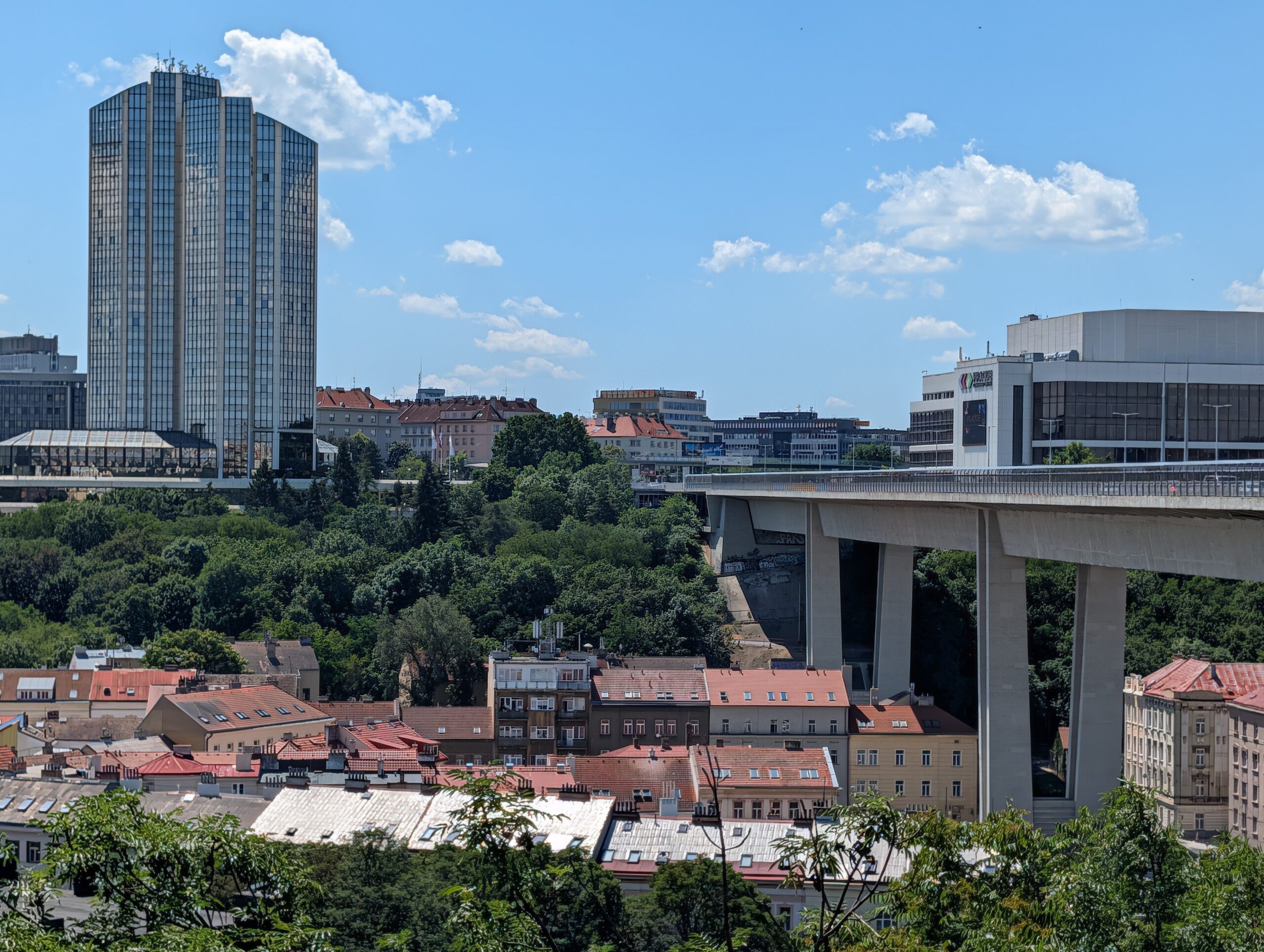 Nusle-Brücke mit dem Hotel Corinthia Prague über dem Nusle-Tal in Prag.