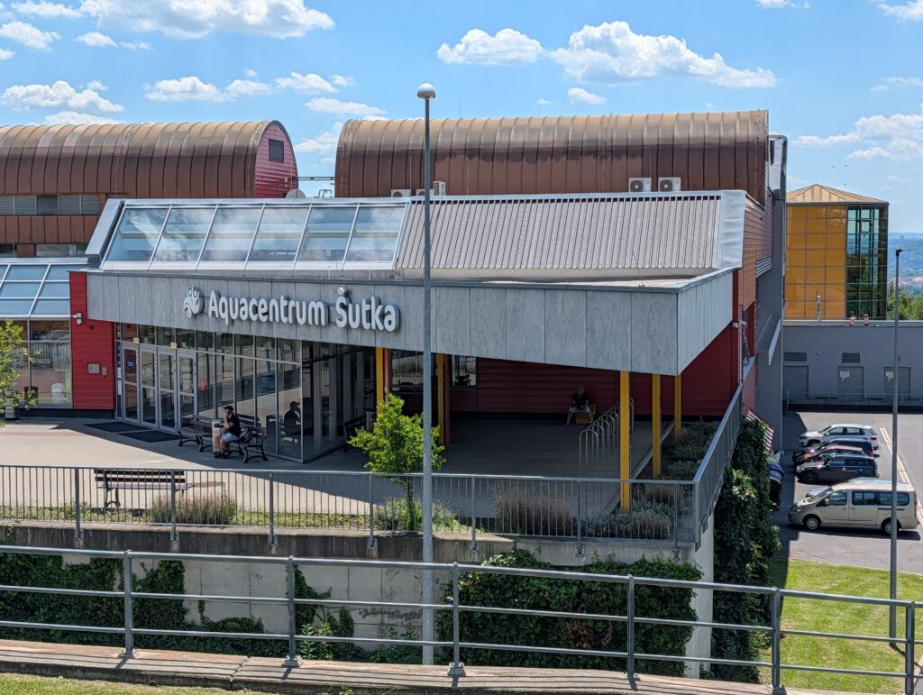 Blick auf das Aquacentrum Šutka mit Hallenbad und Freibad in Prag.