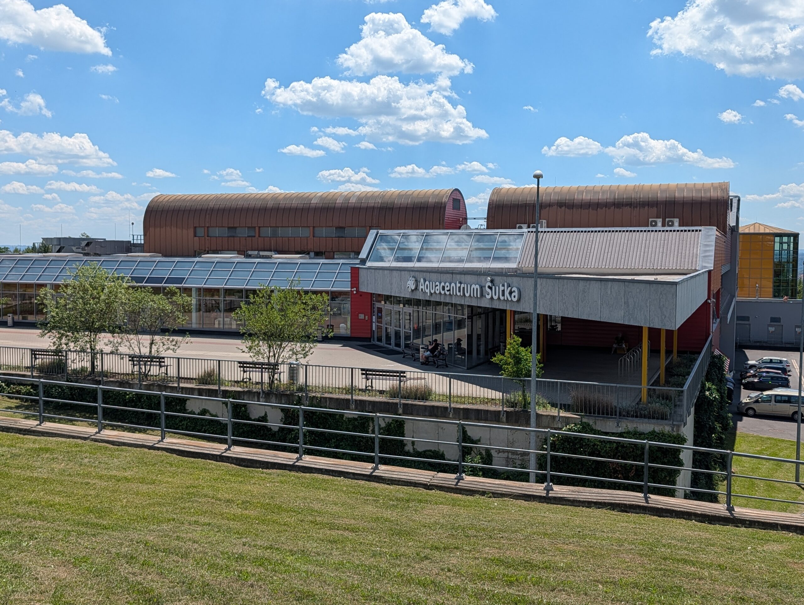 Panoramablick auf das Aquacentrum Šutka mit Hallenbad und Freibad in Prag.