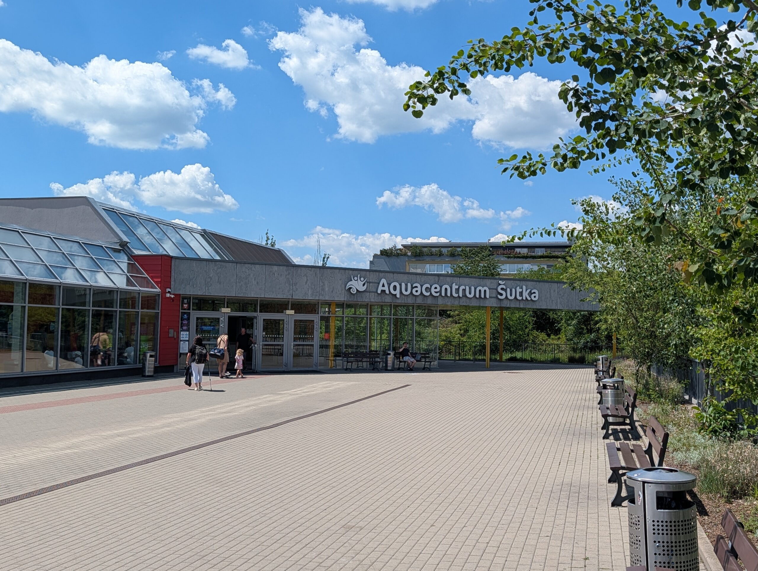 Eingang des Aquacentrum Šutka mit Vorplatz und Haupteingang in Prag.