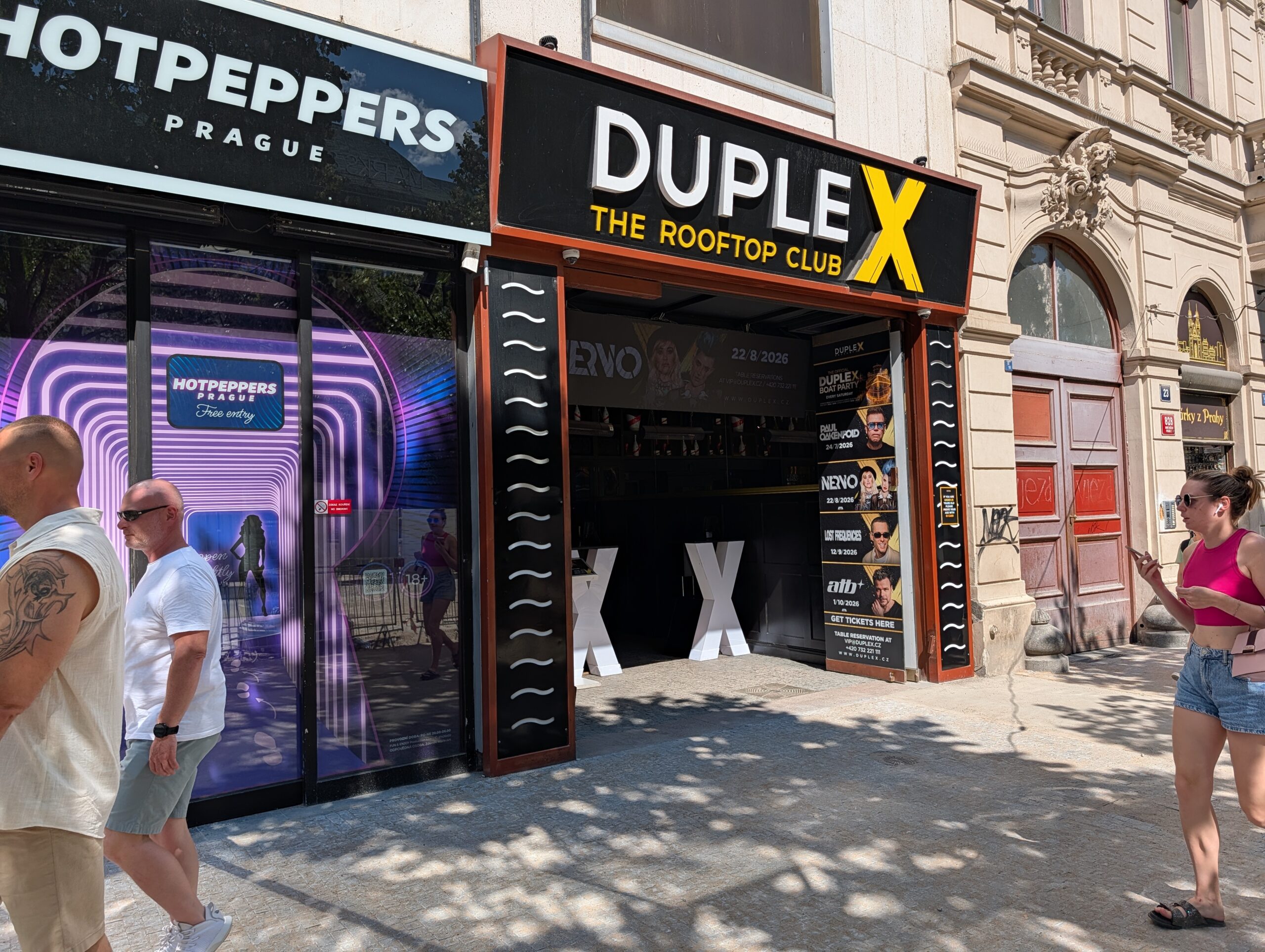 Eingangsbereich des Duplex Prague Rooftop Clubs am Wenzelsplatz (Václavské náměstí) in Prag.