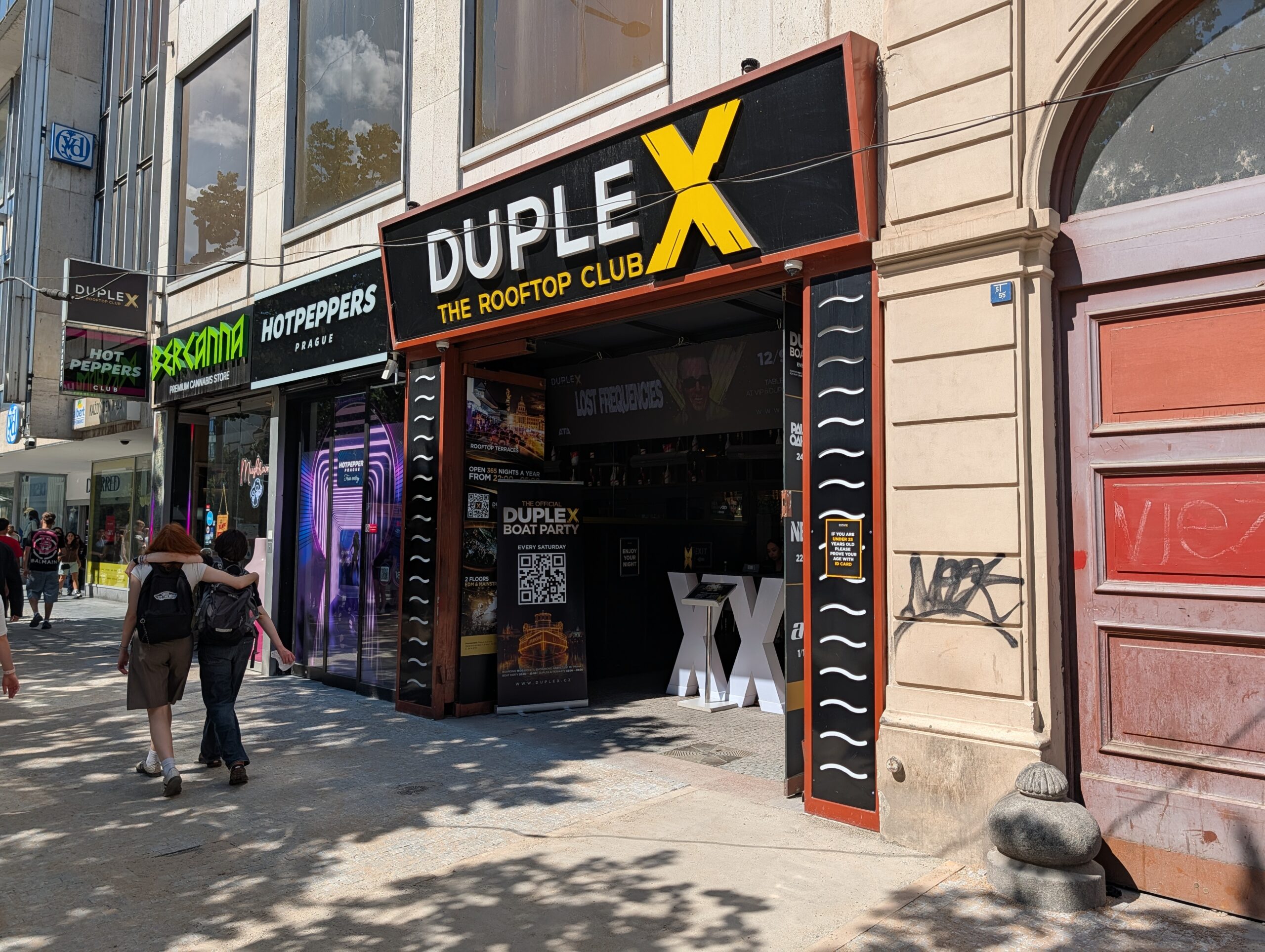 Eingangsbereich des Duplex Prague Rooftop Clubs am Wenzelsplatz (Václavské náměstí) in Prag.