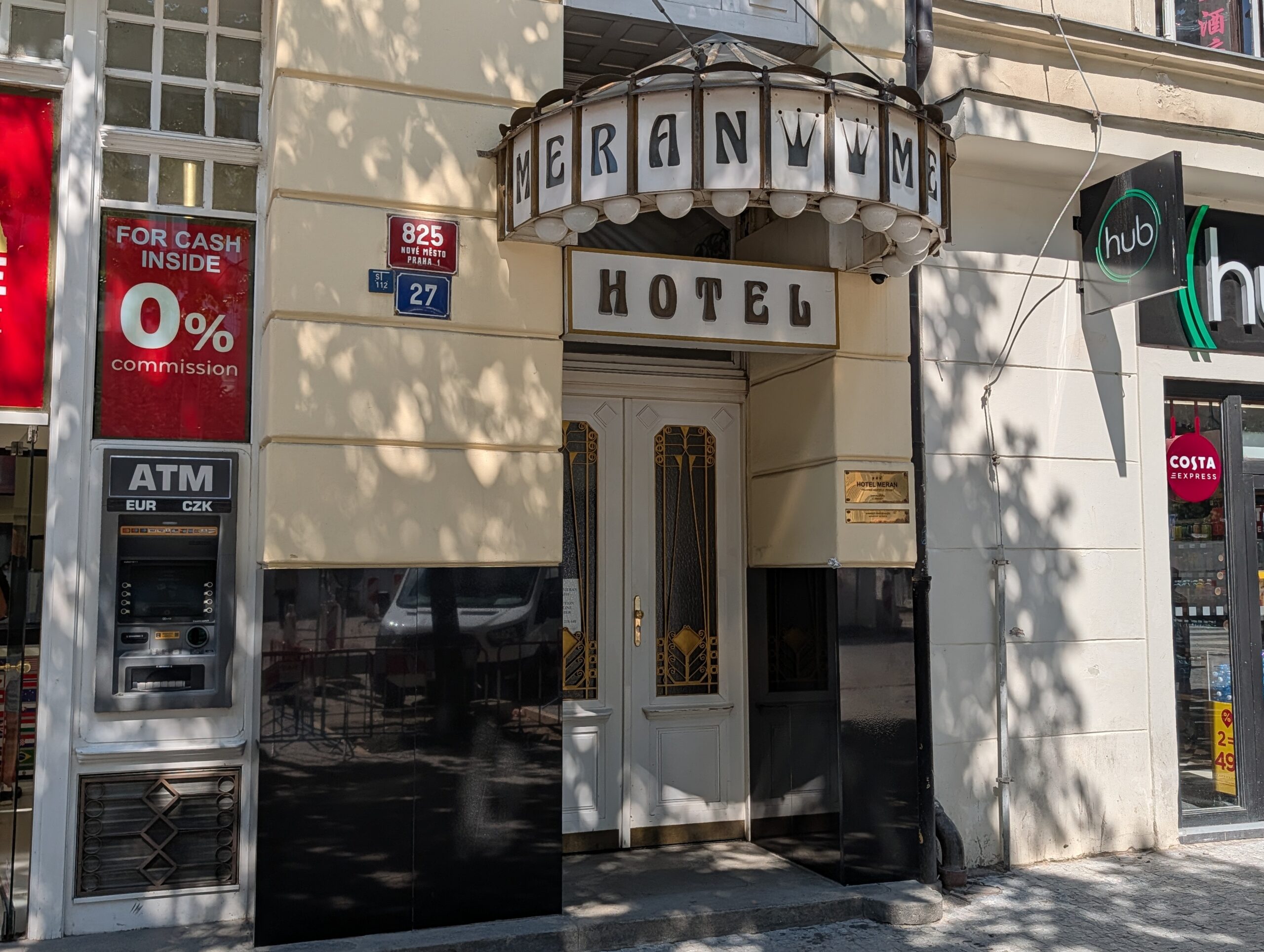 Eingangsbereich des historischen Hotels Meran am Wenzelsplatz (Václavské náměstí) im Zentrum von Prag.