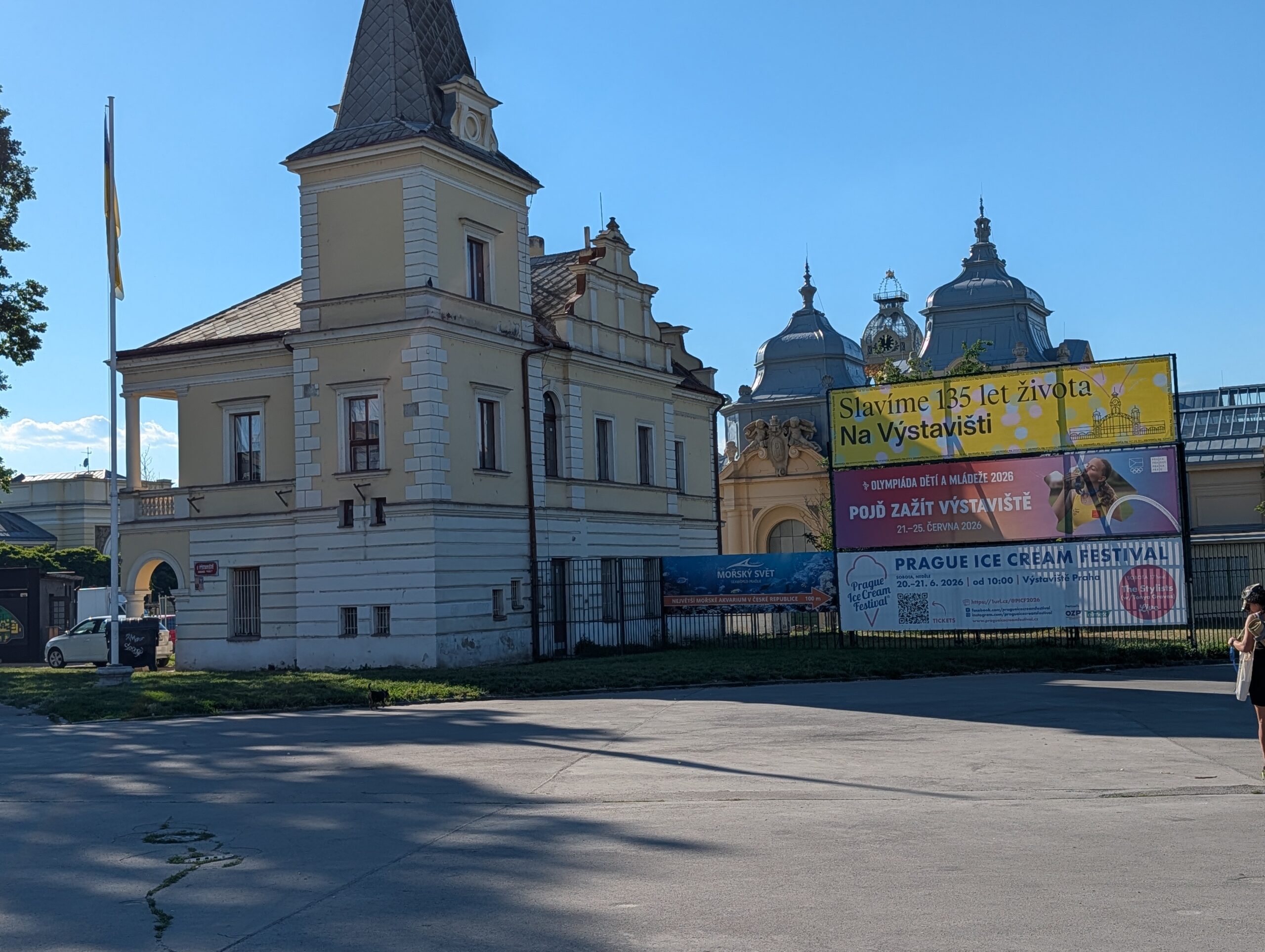 Historisches Eingangsgebäude des Prager Messegeländes (Výstaviště Praha) mit Blick auf den Industriepalast (Průmyslový palác) im Hintergrund.