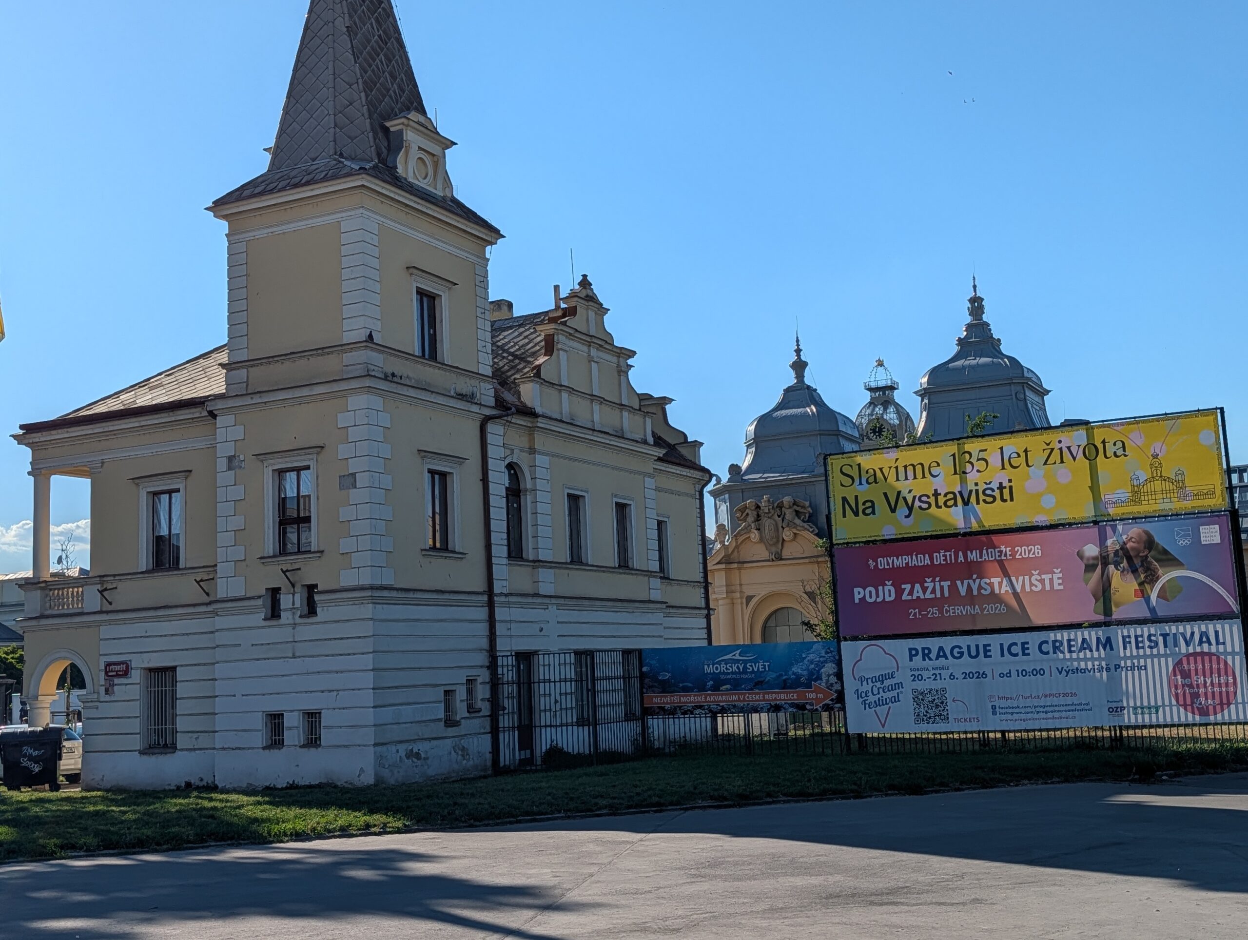 Historisches Eingangsgebäude des Prager Messegeländes (Výstaviště Praha) mit Blick auf den Industriepalast (Průmyslový palác) im Hintergrund.