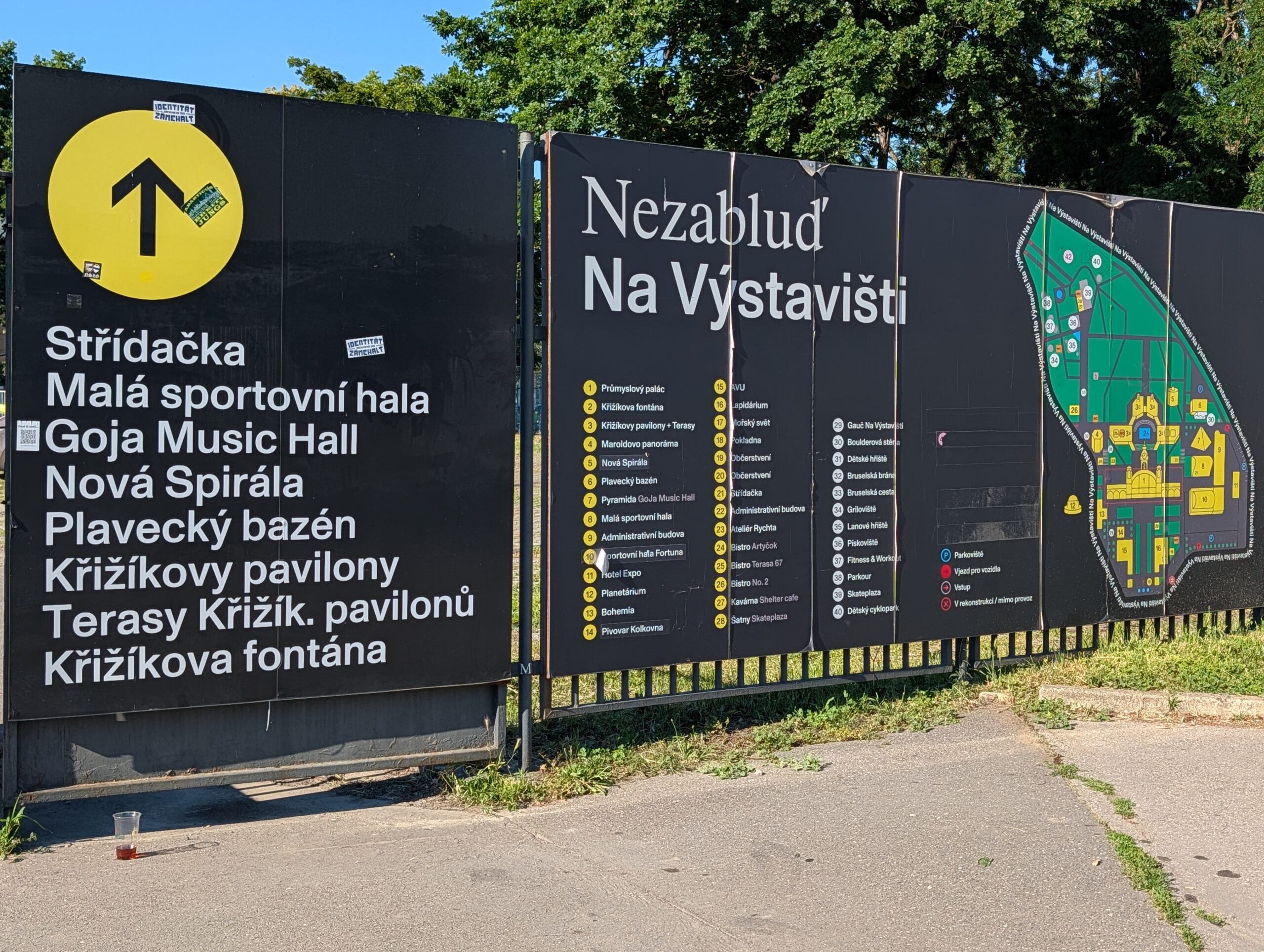 Wegweiser mit Übersichtsplan des Prager Messegeländes (Výstaviště Praha) und den wichtigsten Veranstaltungsorten.