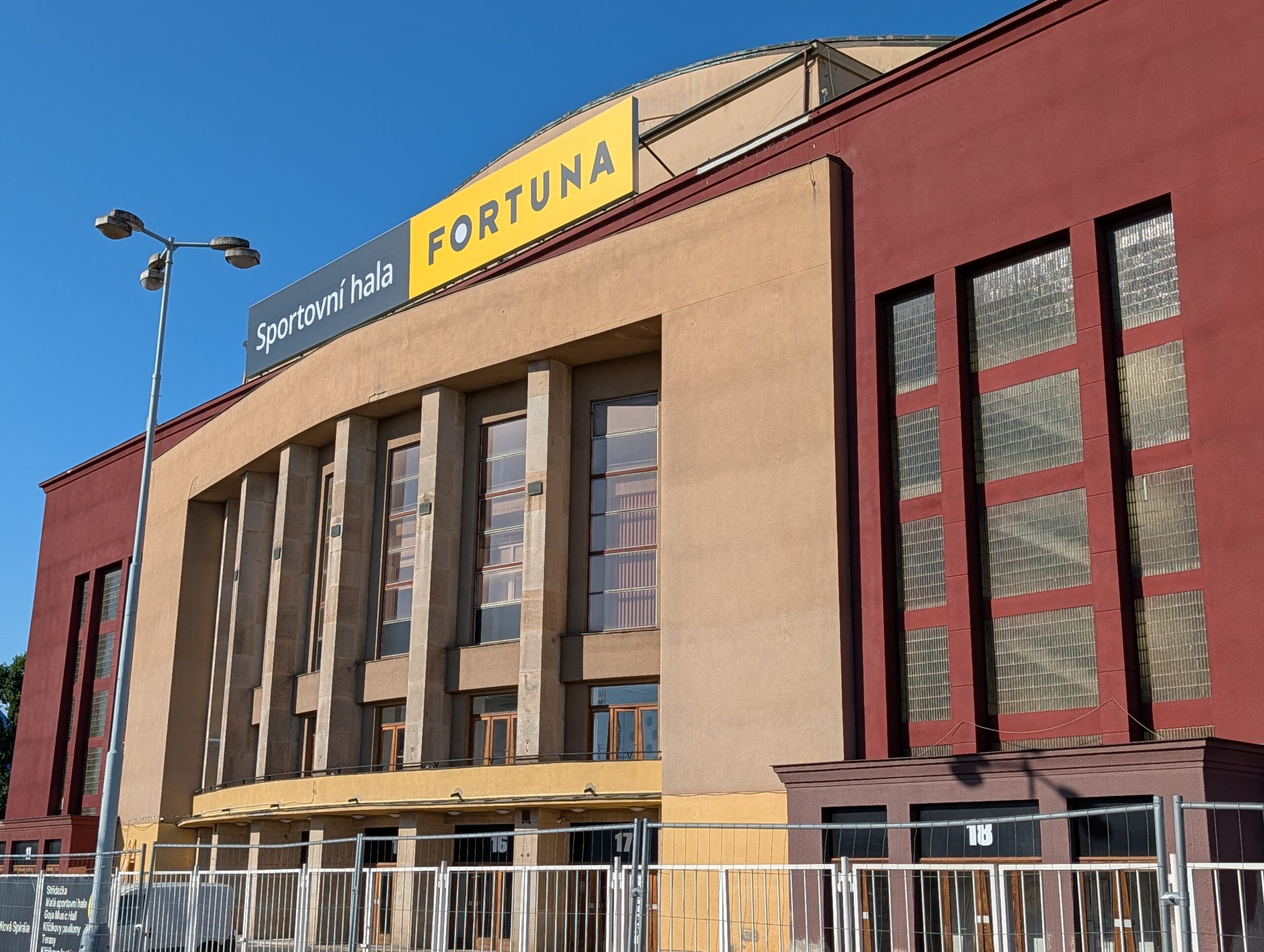Haupteingang der Sporthalle Fortuna (Sportovní hala Fortuna) in Prag mit der markanten Fassade der Mehrzweckhalle.