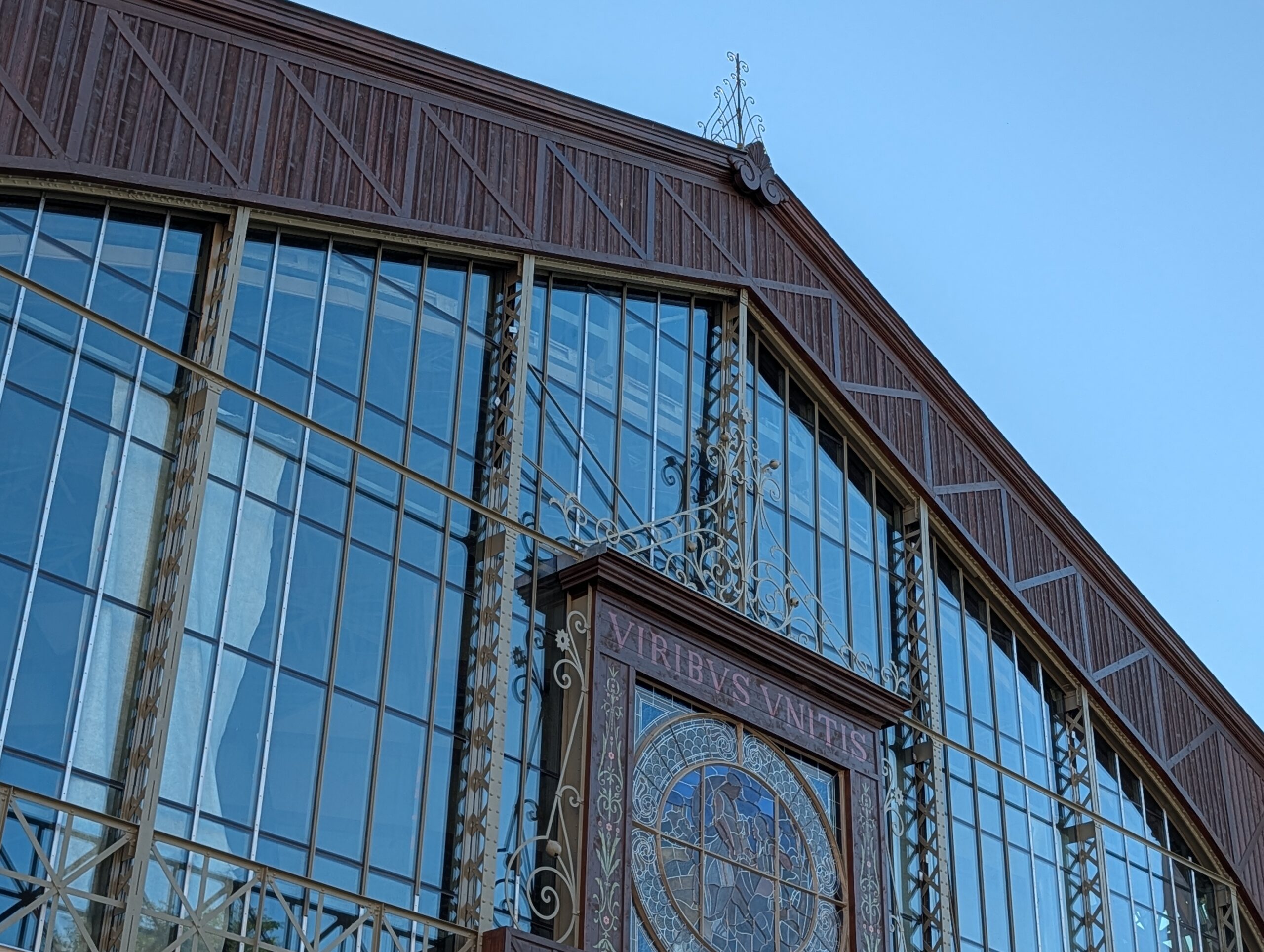 Detail der historischen Glas- und Stahlfassade des Industriepalasts (Průmyslový palác) auf dem Prager Messegelände (Výstaviště Praha).