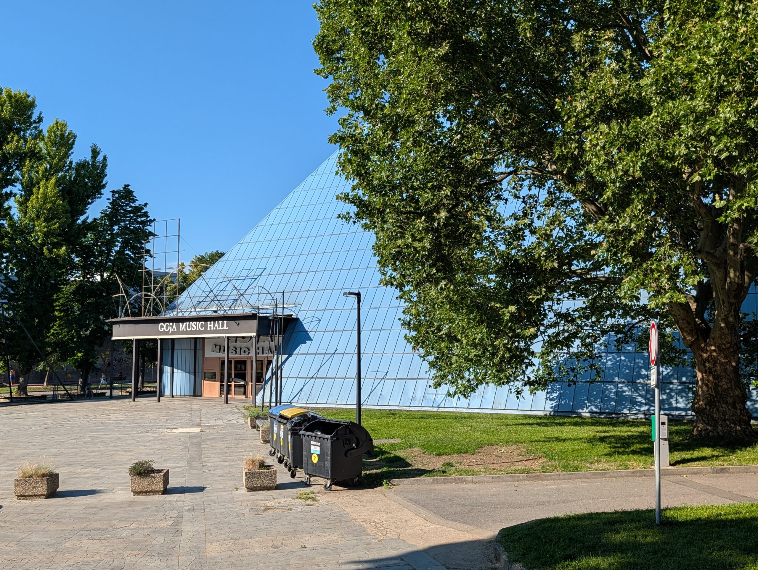 Goja Music Hall mit ihrer markanten pyramidenförmigen Architektur auf dem Prager Messegelände (Výstaviště Praha) in Prag.
