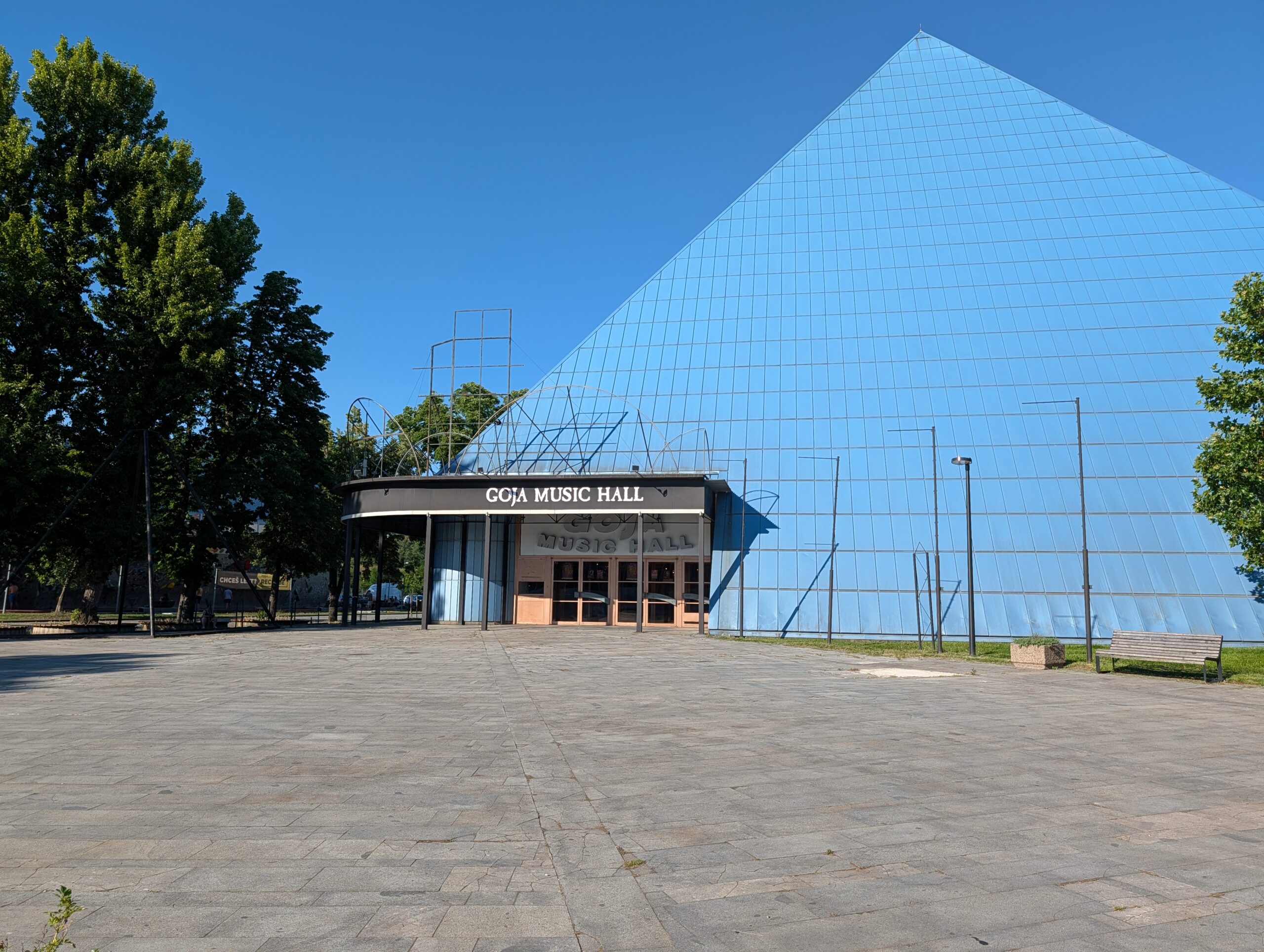 Eingang der Goja Music Hall mit ihrer markanten pyramidenförmigen Architektur auf dem Prager Messegelände (Výstaviště Praha).